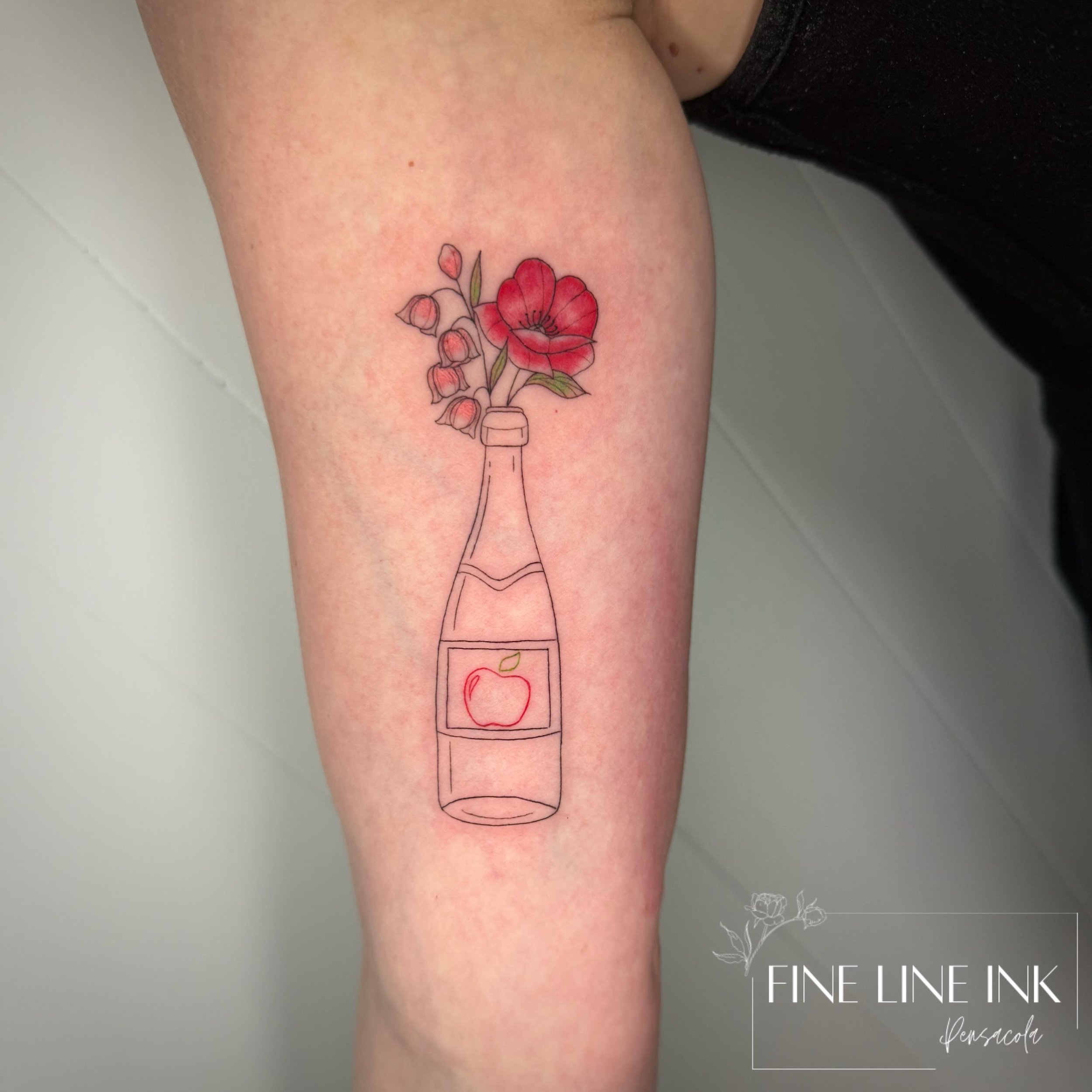 Besties get matching champs bottles with each others birth flowers 💐 

Peep the 🍎 (Applebees logo) it&rsquo;s an inside joke between them but so cute! 

#finelinetattoo#finelinetattoopensacola#pensacolatattoo