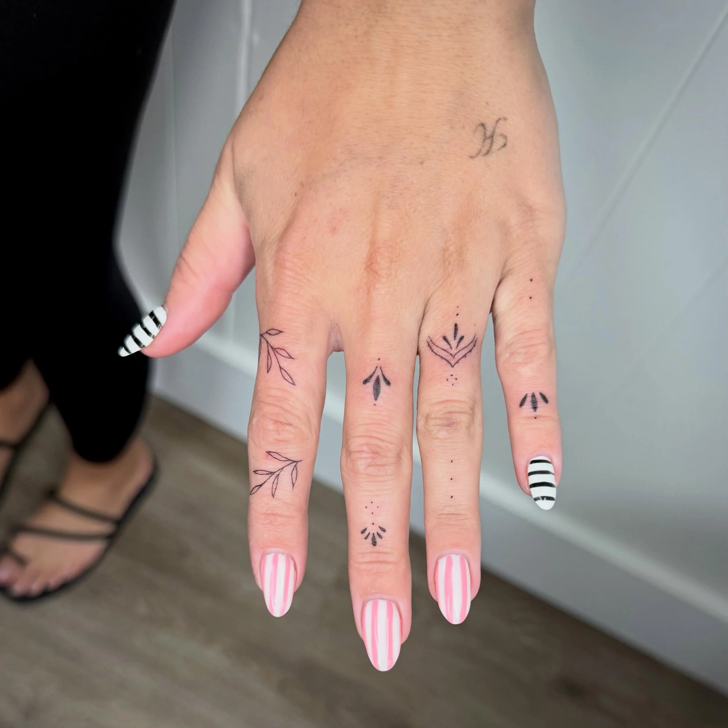 Cutie finger/hand tattoos ✨

#finelinetattoo#fingertattoos#handtattoo#pensacolatattoo#finelinetattoopensacola.