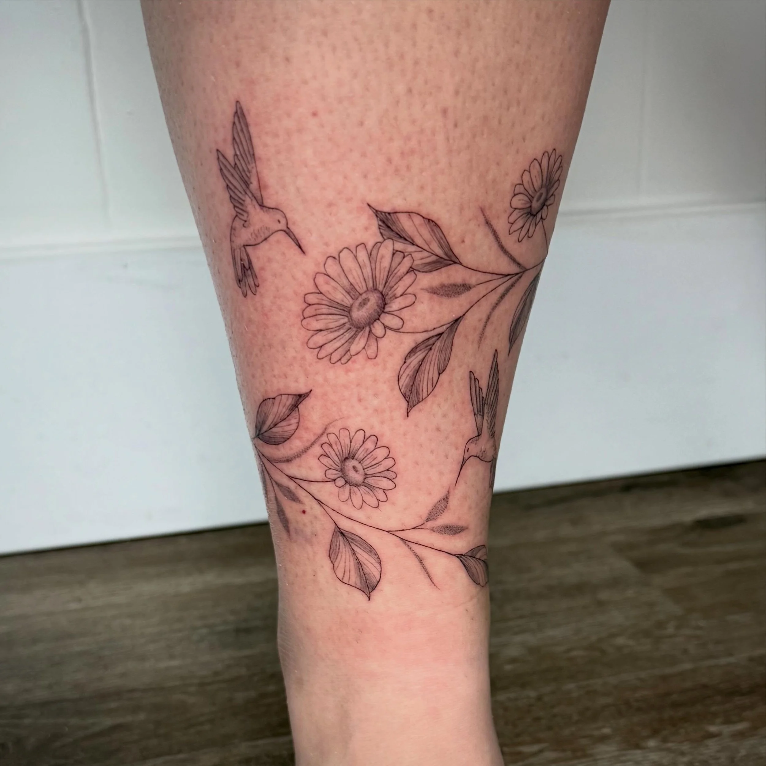 Freehand ankle vine with stenciled daisies and hummingbirds 🌼

This is a memorial piece for her grandmother 🫶🏼

#finelinetattoo#pensacolatattoo#vinetattoo#floraltattoo#ankletattoo