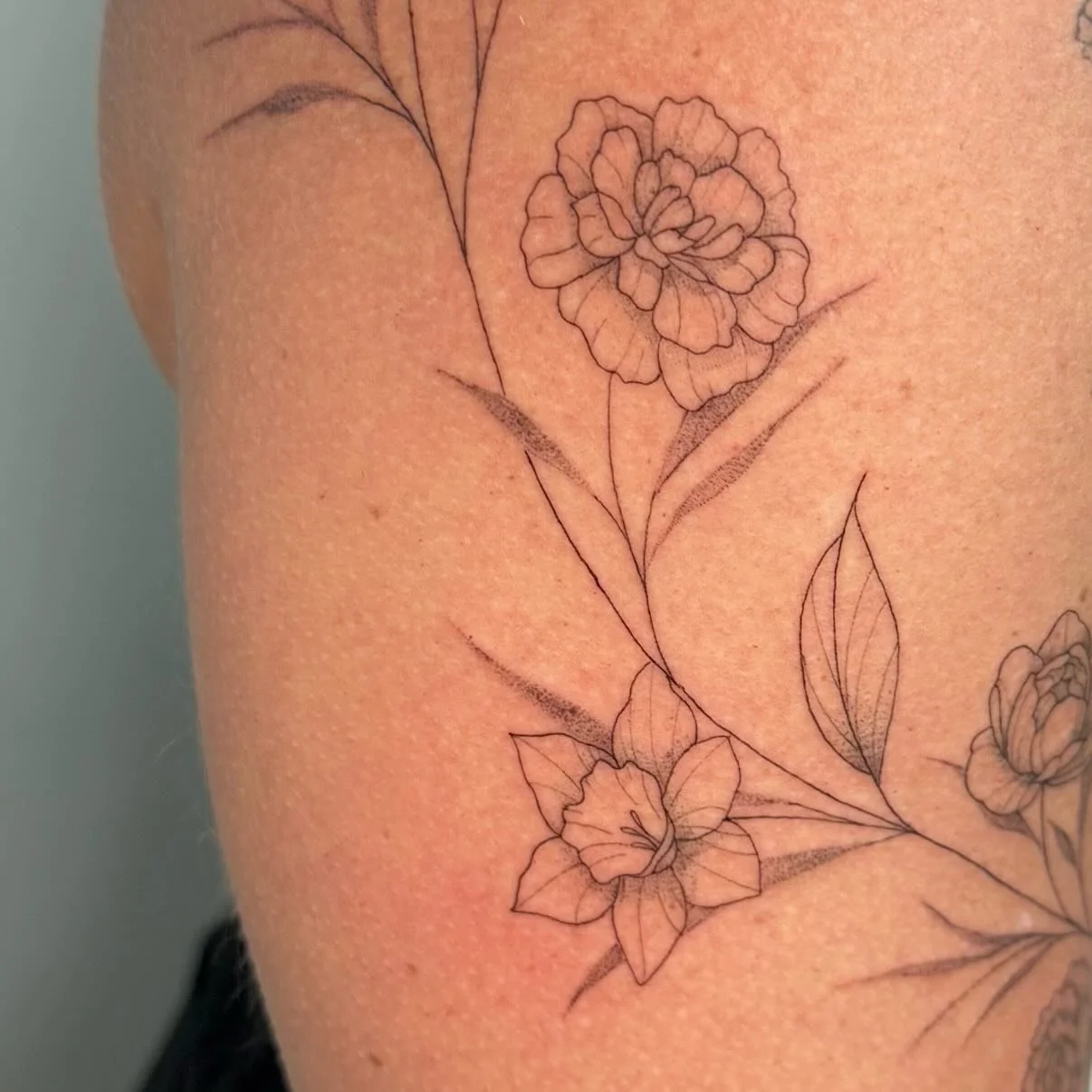 Sick of vine wraps? Yeah, me either

This beautiful wrap is freehanded with stenciled birth month flowers of her fam 🫶🏼

#finelinetattoo#pensacolatattoo#floraltattoo#birthflowertattoo