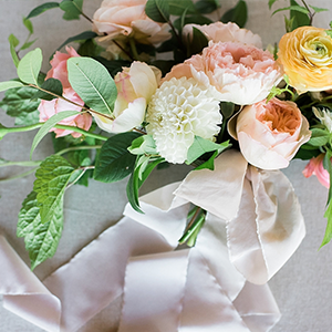 bright-floral-design-for-wedding-table.png