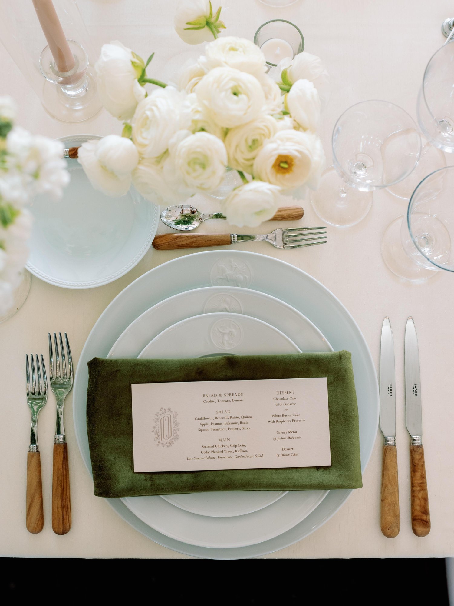 white-floral-design-wedding-plate-setting.jpg