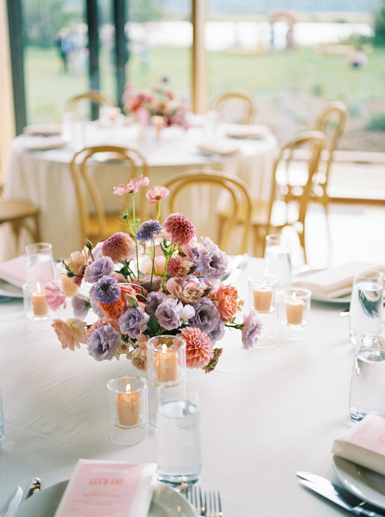 natural-floral-designs-for-wedding-reception-tables.jpg