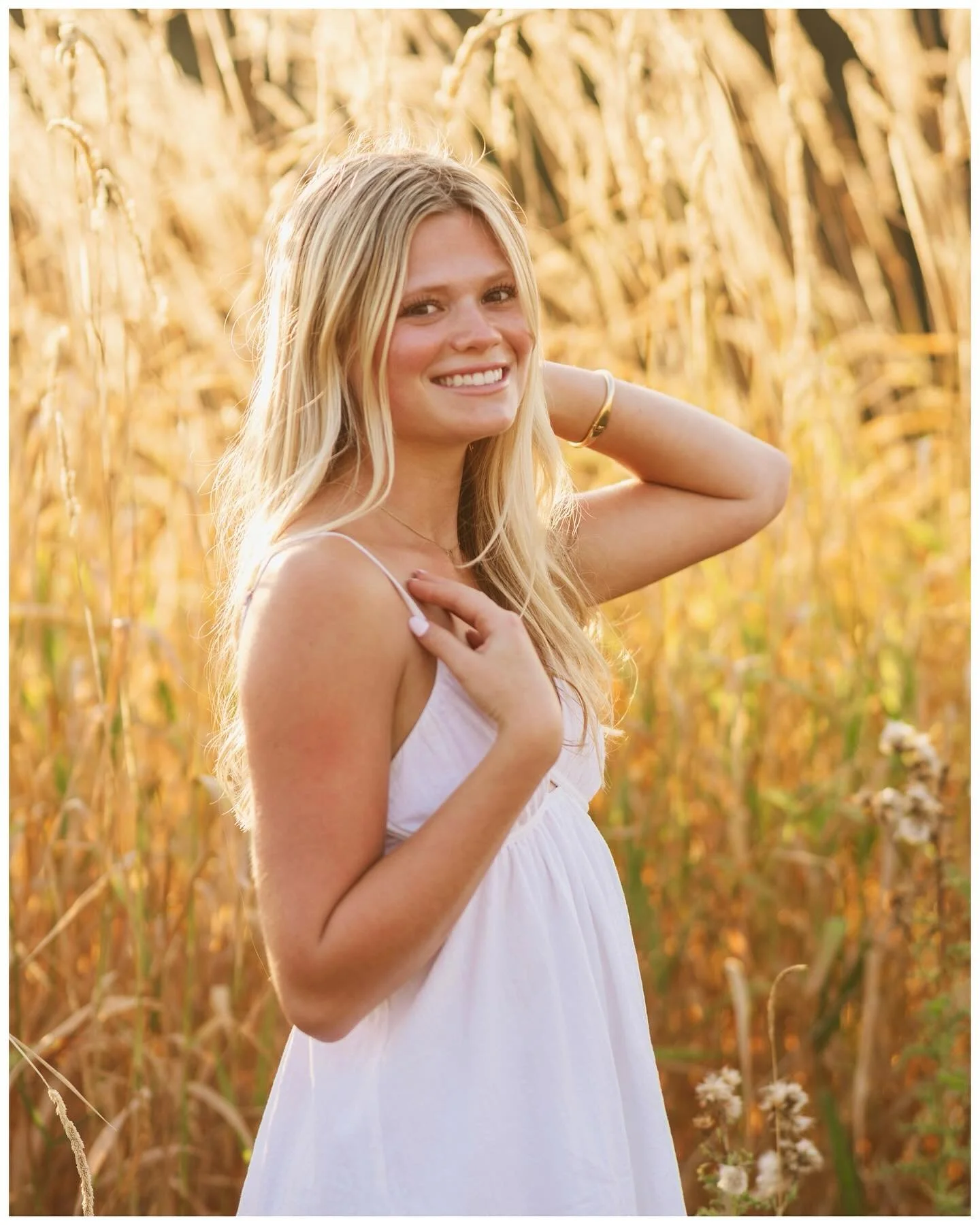 Sure, I might have my go-to spots but sometimes the spot finds you. We were walking to our next location when this bit of tall grass turned into a curtain of glowy goodness. We had to stop.  The way the light wrapped around Macy so perfectly😍. An un