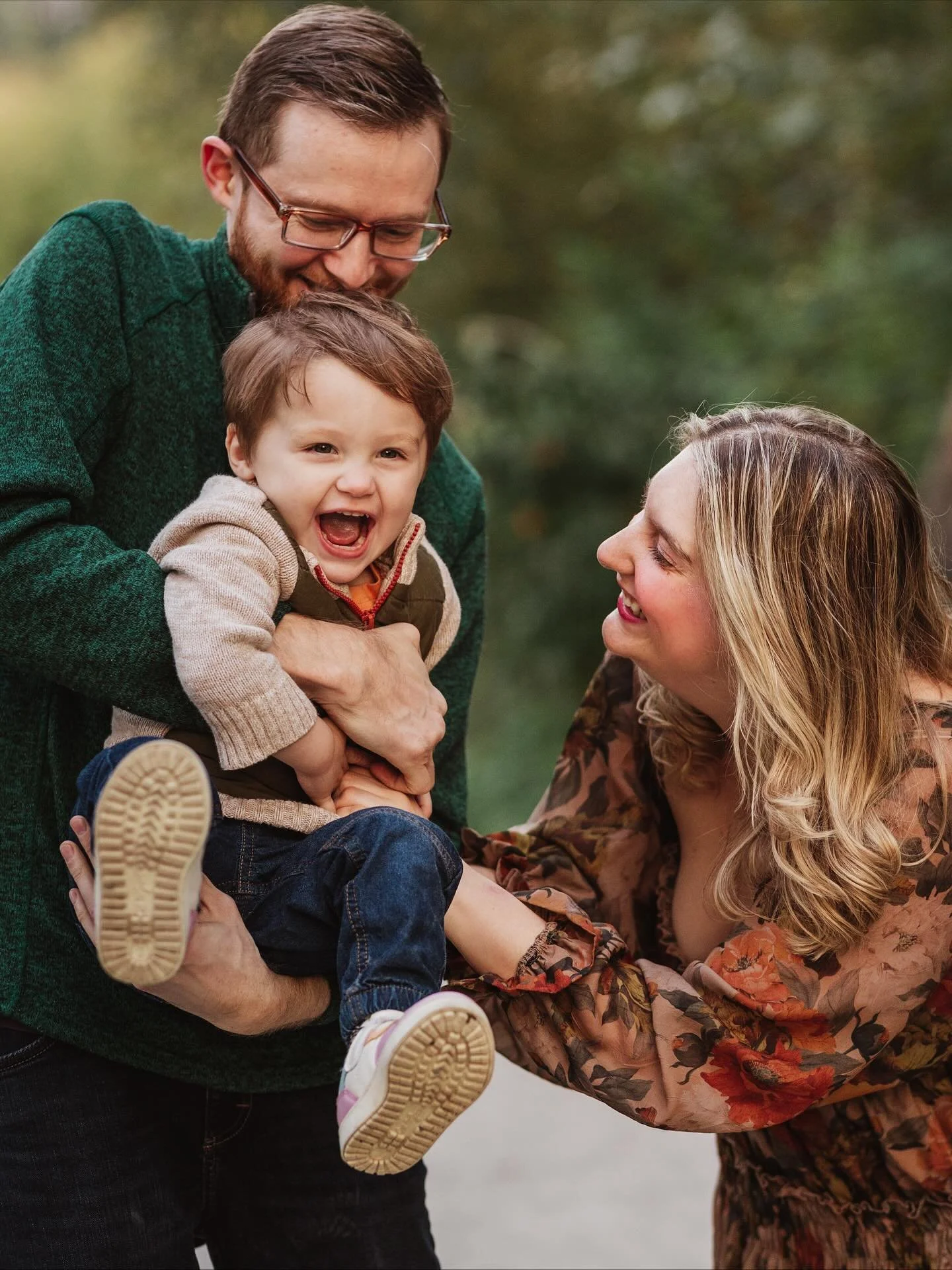 That face, this family!! Note how perfectly their outfits came together - SO good!! When figuring out what to wear for a family photo shoot, I always say, start with mom, and build the rest of the family off her.  A longer dress is always *chef&rsquo