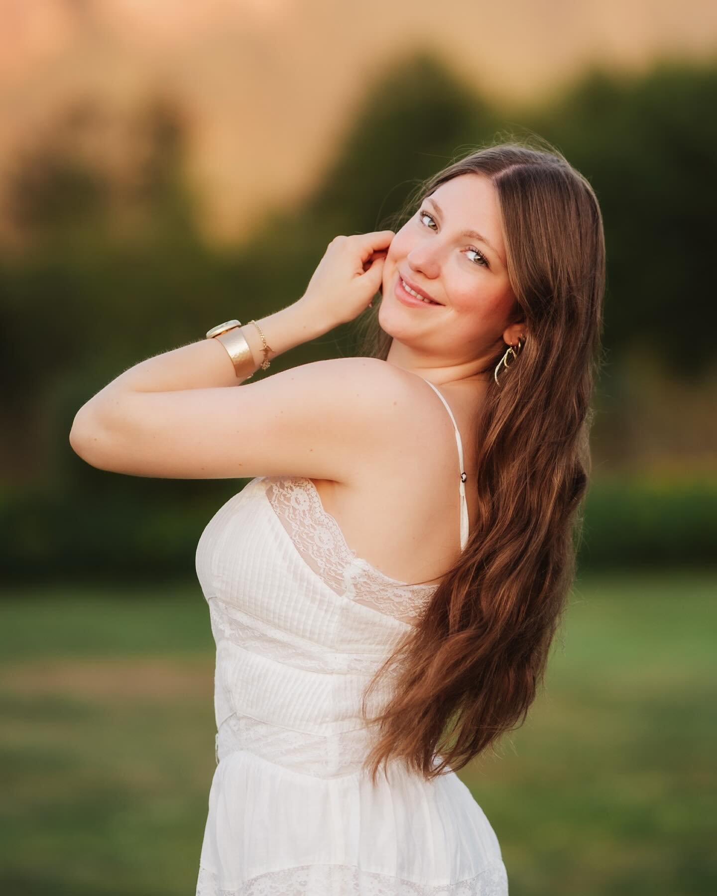 Collaborate with your photographer!  Have your heart set on senior photos in front of Mt.Si?  DONE.  Did I take a special scouting trip out to check time for perfect light? YES.  Did we get absolute magic with this gorgeous girl? You tell me✨✨

Here&