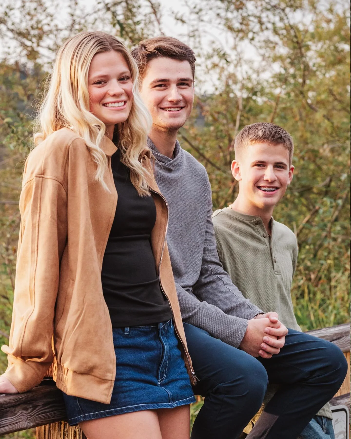 The season is here to celebrate all things family and I&rsquo;m loving this shoot we did as a follow up to M&rsquo;s senior session!! I know we all wish time would just slow down and with cherished photos maybe they do, just for a moment❤️.

Here&rsq