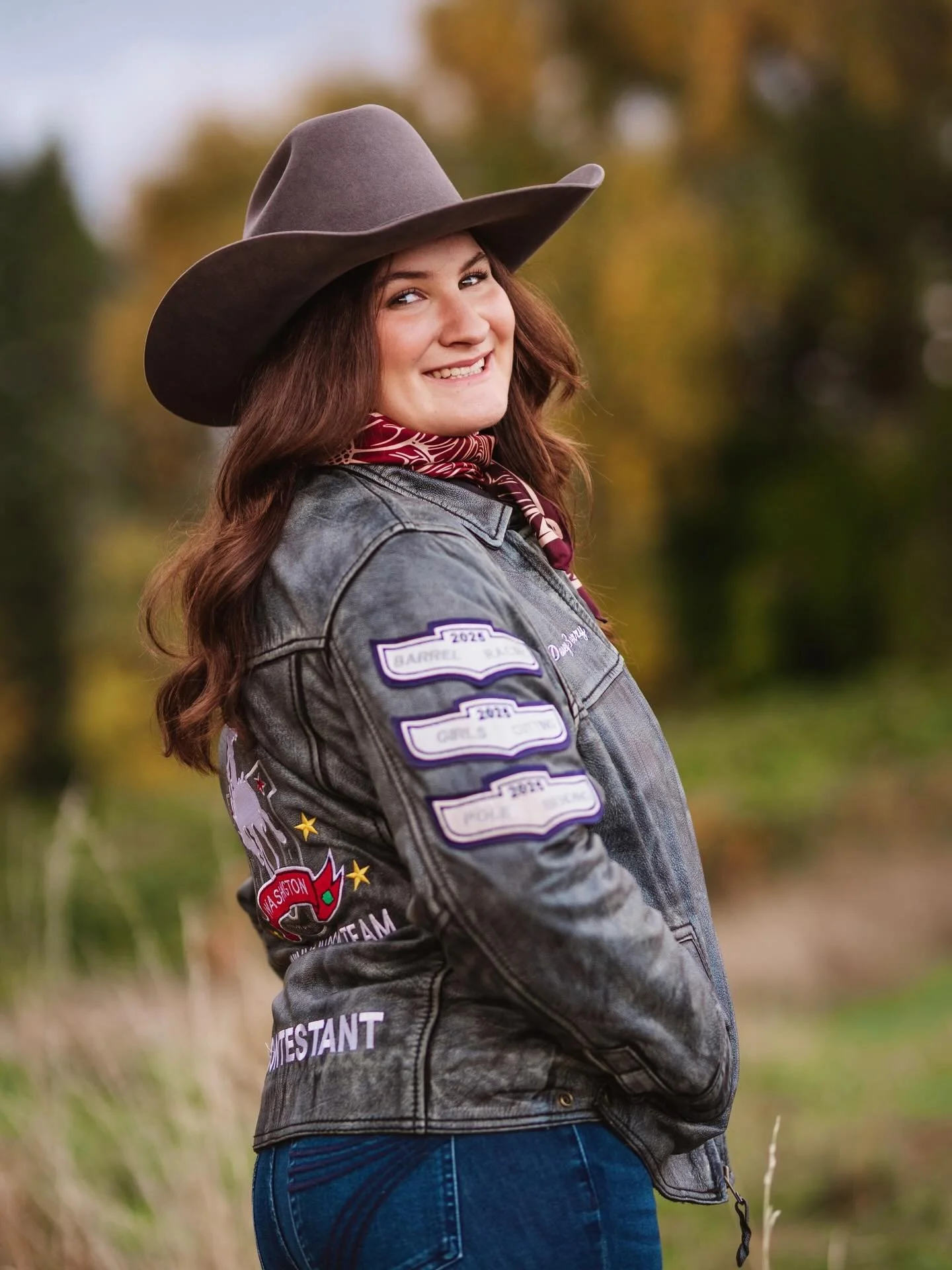 You would never have known that we ducked in and out of the rain and still got these😍. 

Delaney in the golden grass with that western edge was PERfection🤩
(and I can help you style your whole session too!)

this is what senior photos should feel l
