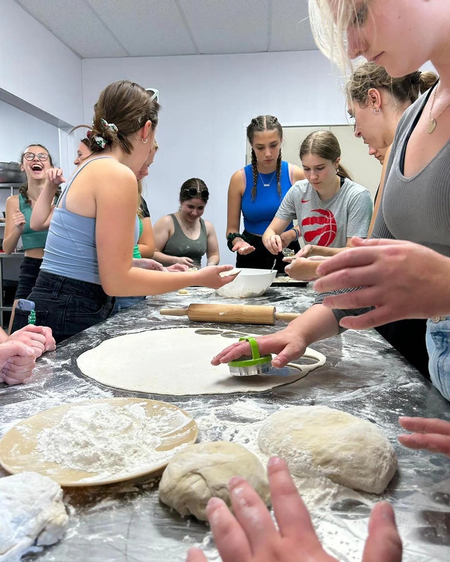 This 🇺🇦 Independence Day we got busy like babas in the kitchen, making fresh varenyky with our favourite chef Anna! We are so lucky to have the opportunity to learn new skills from so many talented people in our community. Before or after dance, va