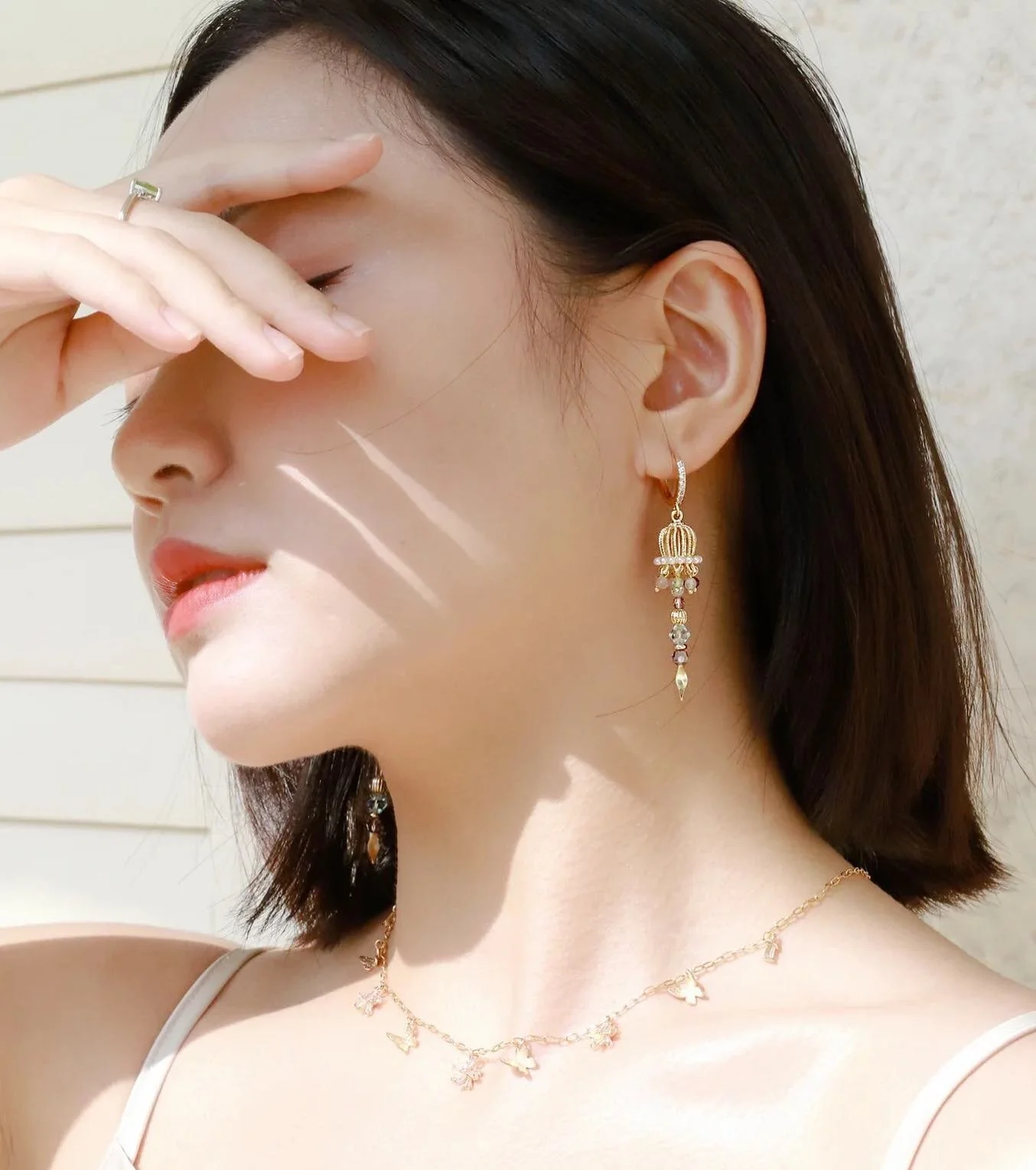 Lilidays ｜屬於你獨一無二的自然美

Jasmine 耳環採用天然閃亮水晶和精緻細節手工製作而成，可輕鬆提升任何場合的打扮。

水晶包括草莓晶、天河石、橄欖石、紫水晶、石榴石、摩根石、碧璽、螢石等。 每對都水晶排放位置都獨一無二，彰顯您的優雅。盡情享受天然水晶的精緻與折射光，讓它們的光芒四射反映出您最自然的美。

產品： Jasmine 
材質：
18K 鍍金耳針配 Swarovski 水晶、天然水晶
製造：香港製造

馬上逛逛：link in bio
📍西貢市場街 48 號

#秋季