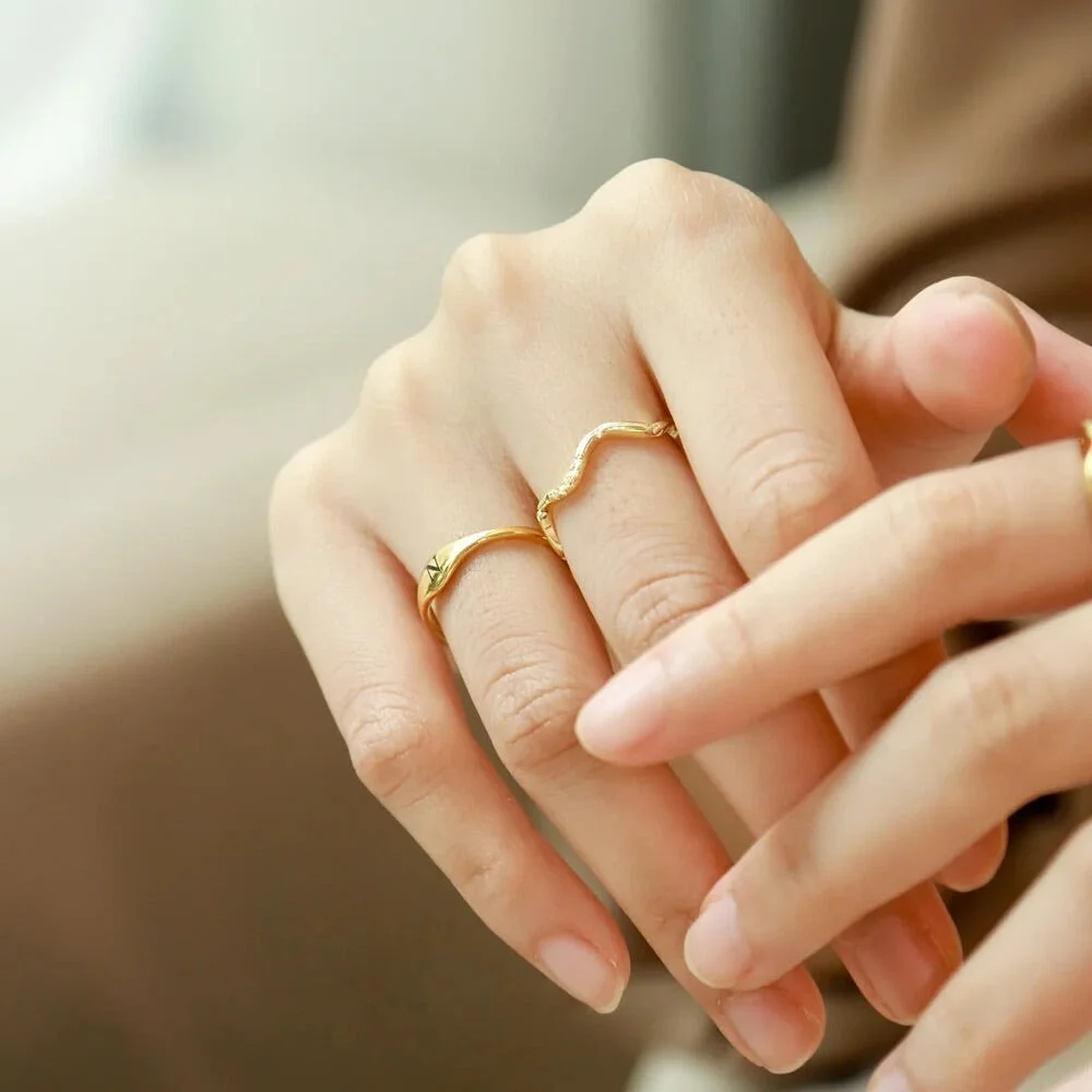 Lilidays ｜ 當彈指間發出波光粼粼

我們的波浪戒指採用最優質的純銀製成，簡約而精緻，優雅，令人心曠神怡。這款經典戒指採用精緻的金色飾面，飾有波浪形波浪紋，打造出永恆的外觀，散發著奢華和精緻的氣息。

產品：波浪戒指 Wave Ring
材質：
5A 白色鋯石 銀色: S925 鍍白金 金色: S925 鍍 14K 鍍金 玫瑰金色:&nbsp;S925 鍍玫瑰金
製造：香港製造

馬上逛逛：link in bio
📍西貢市場街 48 號

#秋季風格&nbsp;#戒指 #波浪戒指 #首