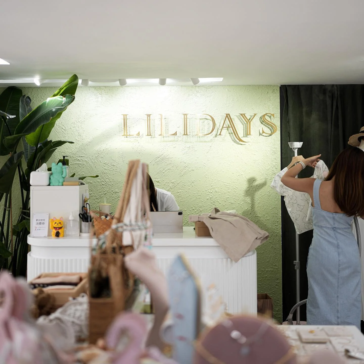 西貢遊玩 ｜ 不忘走入市場街

假日來西貢的你，定必會經過市場街，你會看到咖啡店、精品小店、甜品鋪以及古董店，林林總總的店鋪令市場街朝氣勃勃，晴朗的天氣更添氣氛。

而在 Lilidays 內，每個細節、每處角落都值得欣賞。從閃耀精緻的優雅簡約首飾到散發獨特氣息的手工織物製品，到天然氛香的香薰蠟燭、香港製造的淡香水或寵物用品，我們每一個系列中的每件商品都經過店主精心挑選，只要你喜歡的，都值得擁有和帶回家，一起分享滿滿的生活幸福感。

好天氣持續高企，這個週末來西貢遊玩的你，記得順道來 Lilid