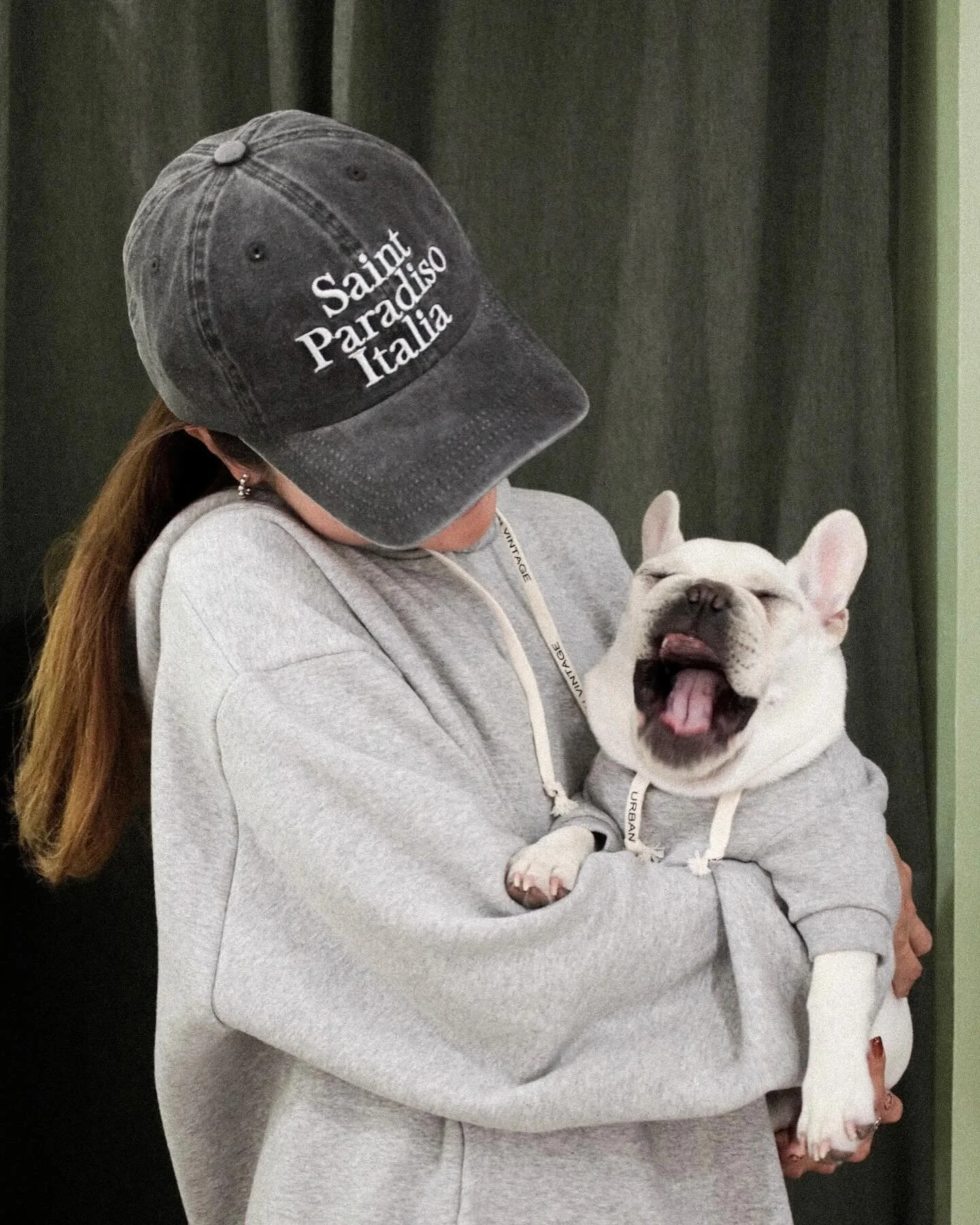 𝓑𝓵𝓾𝓮 𝓜𝓸𝓷𝓭𝓪𝔂 𝓜𝓸𝓸𝓭🥱

最近的天氣持續🥶
哈欠離不開我，我也離不開我的床😂
工作效率亦長期🪫
真的好需要來點提提神的限時優惠！
寵物冬秋服飾🧥
2件95折
3件9折

親子裝純棉連帽衛衣亦是今期最新產品啊，不要錯過！！

馬上逛逛：link in bio
📍西貢市場街 48 號

#秋季風格 #毛孩 #寵物飾物 #寵物配飾 #寵物衫
#香薰&nbsp;#精油&nbsp;#服裝&nbsp;#手袋&nbsp;#耳環&nbsp;#手鏈&nbsp;#