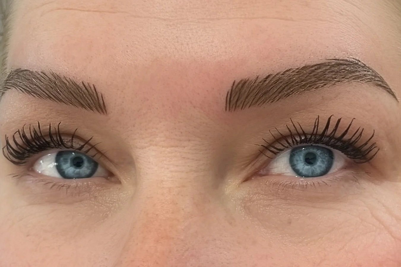 Comparison of before and after eyebrow microblading, showing natural eyebrows in the top image and enhanced, fuller eyebrows in the bottom image.