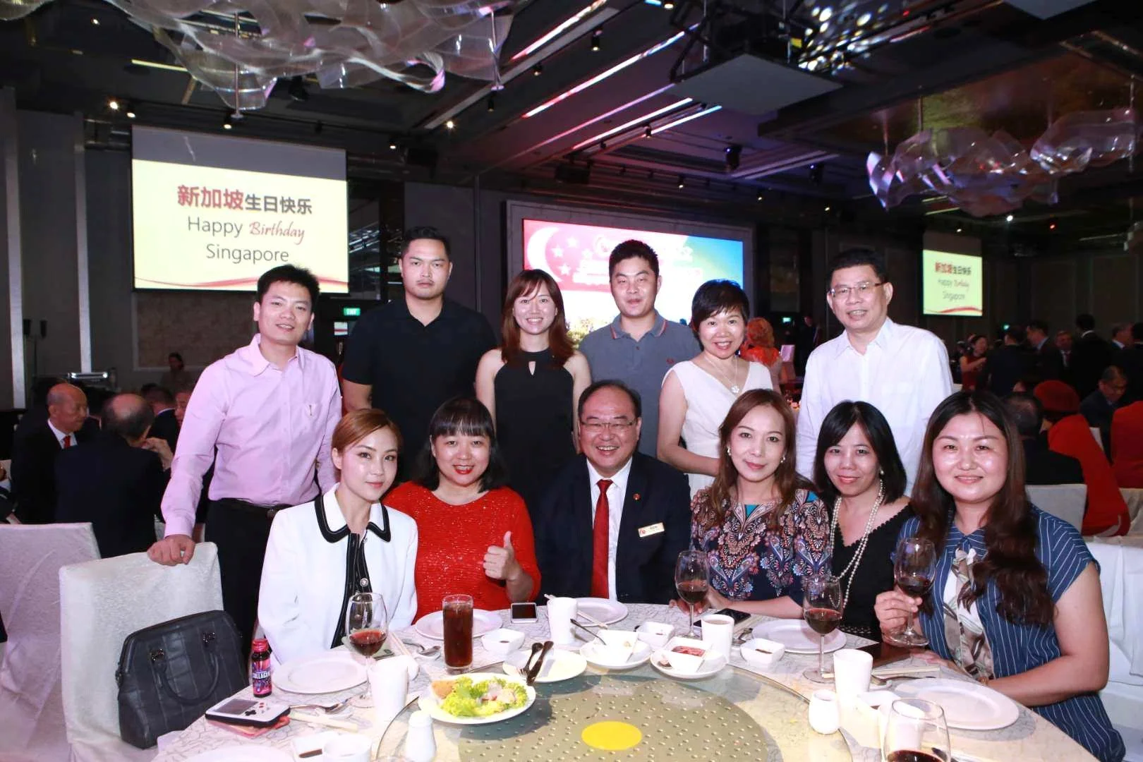 陈奕福顾问购买国庆晚宴1桌邀请青商会出席 2019.8.8  合影留念.jpg