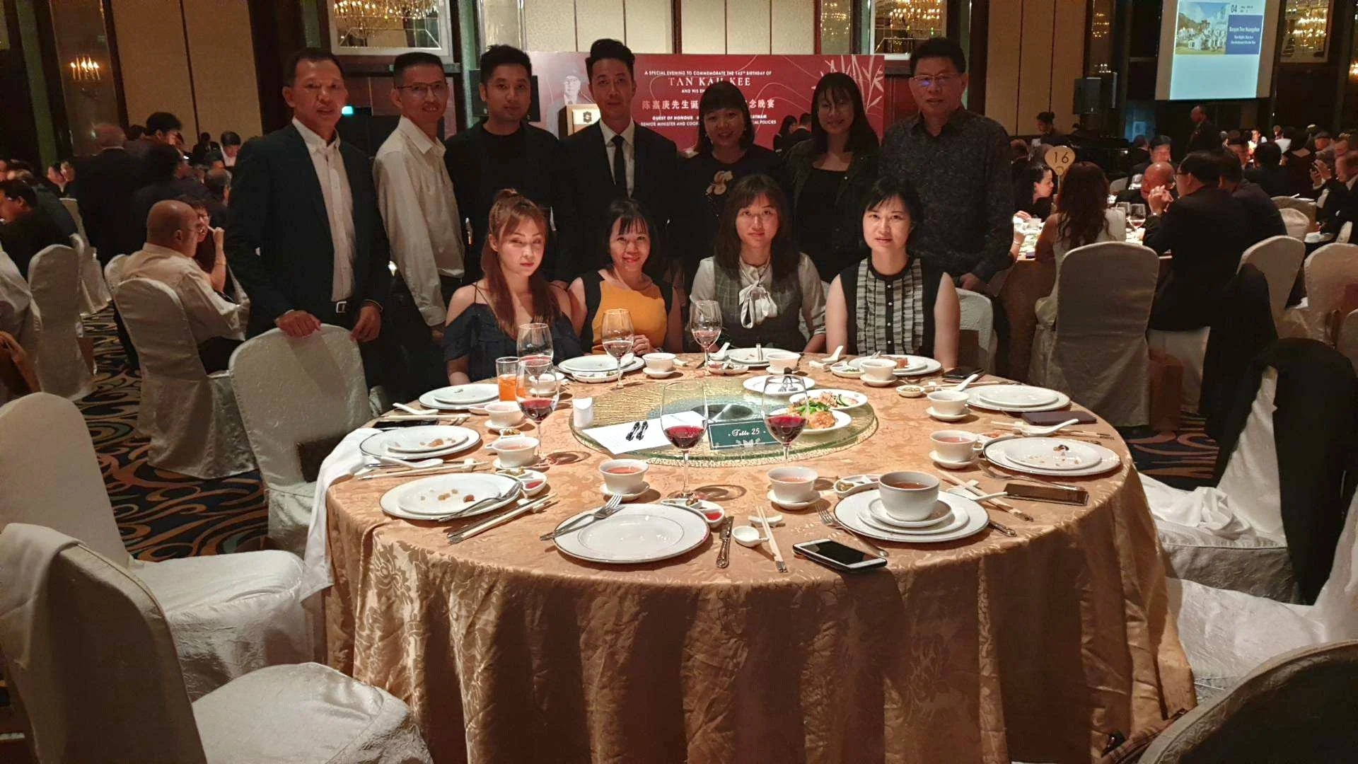 陈嘉庚先生诞辰145周年晚宴---陈奕福捐款请本会出席---合影留念 2019 .jpg