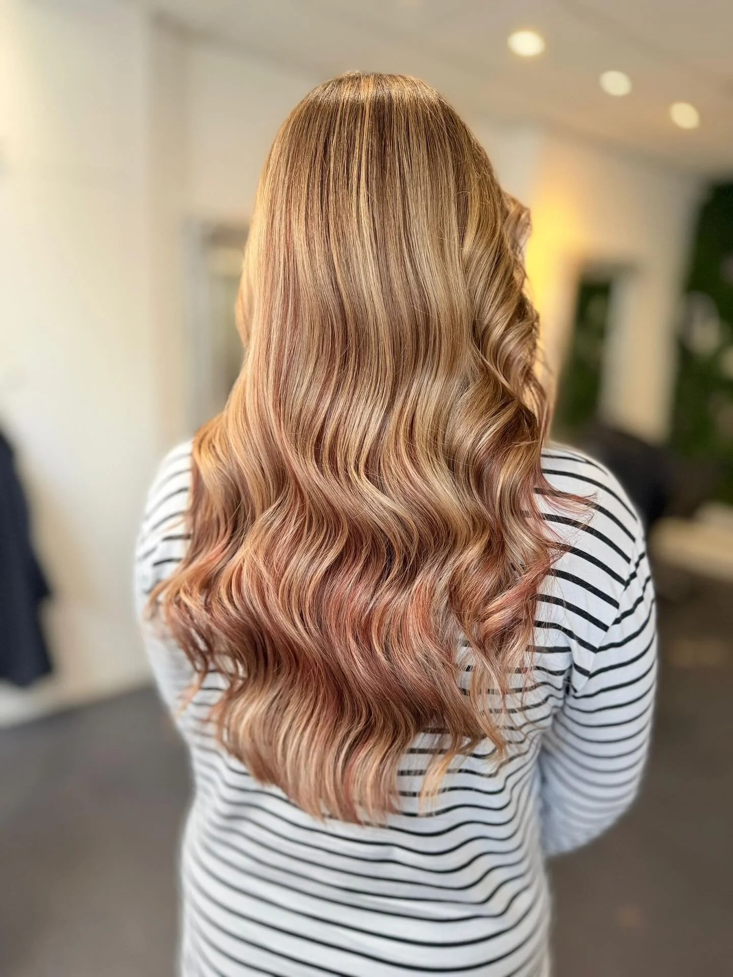 🪄 Nothing like a sprinkle of Tag Hair magic 🪄 

A soft and shiny autumn toned balayage.

What a difference, adding so much tone and texture to previously dull and tired hair.

#BrunetteBalayage #AutumnHairTones