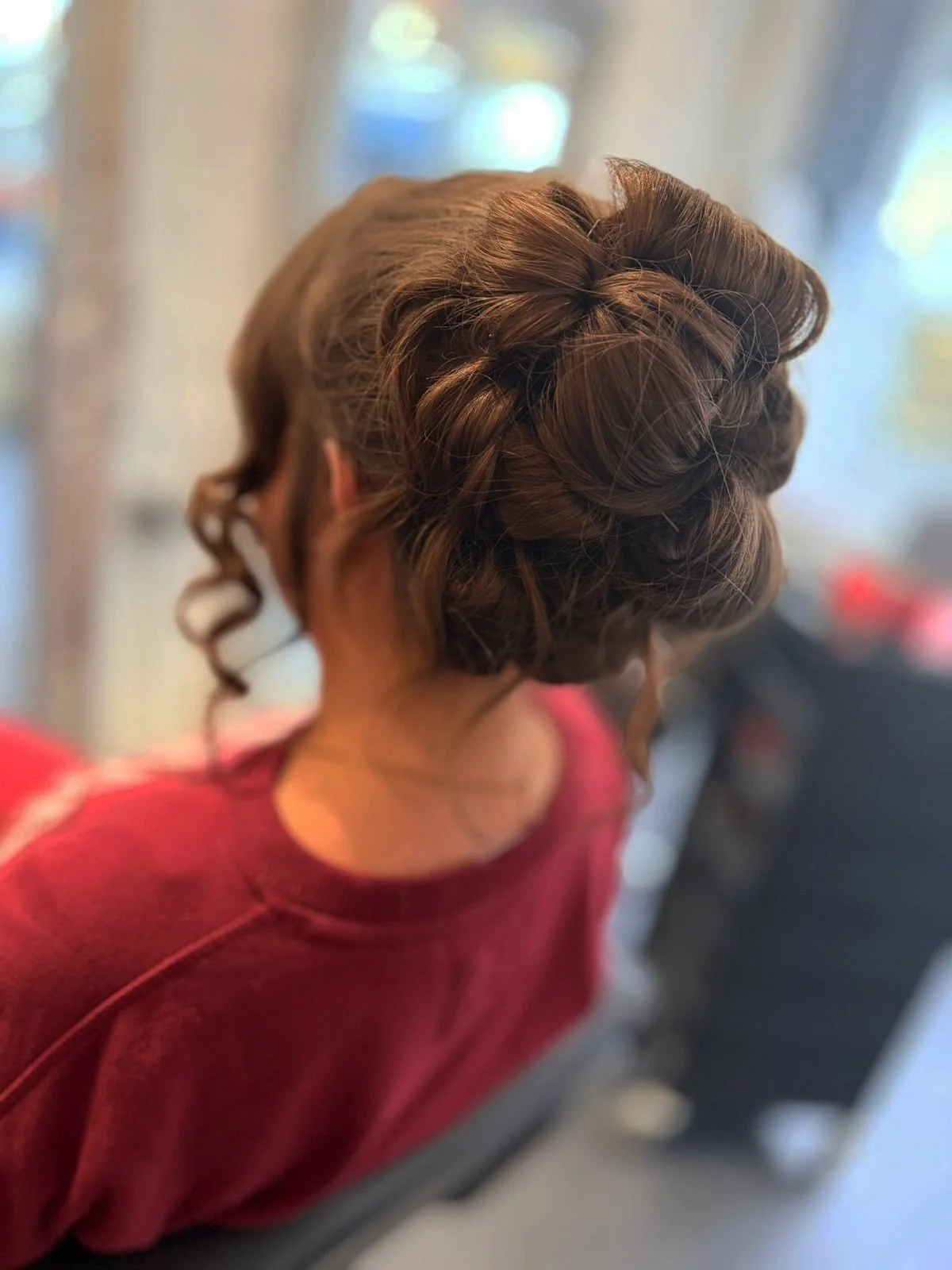 Obsessed with how this updo turned out 🌸✨

Soft curls, loose pieces framing the face, and that perfectly messy-but-elegant finish! 

It&rsquo;s giving effortless, romantic, and perfect for this spring glow-up era 🤍
