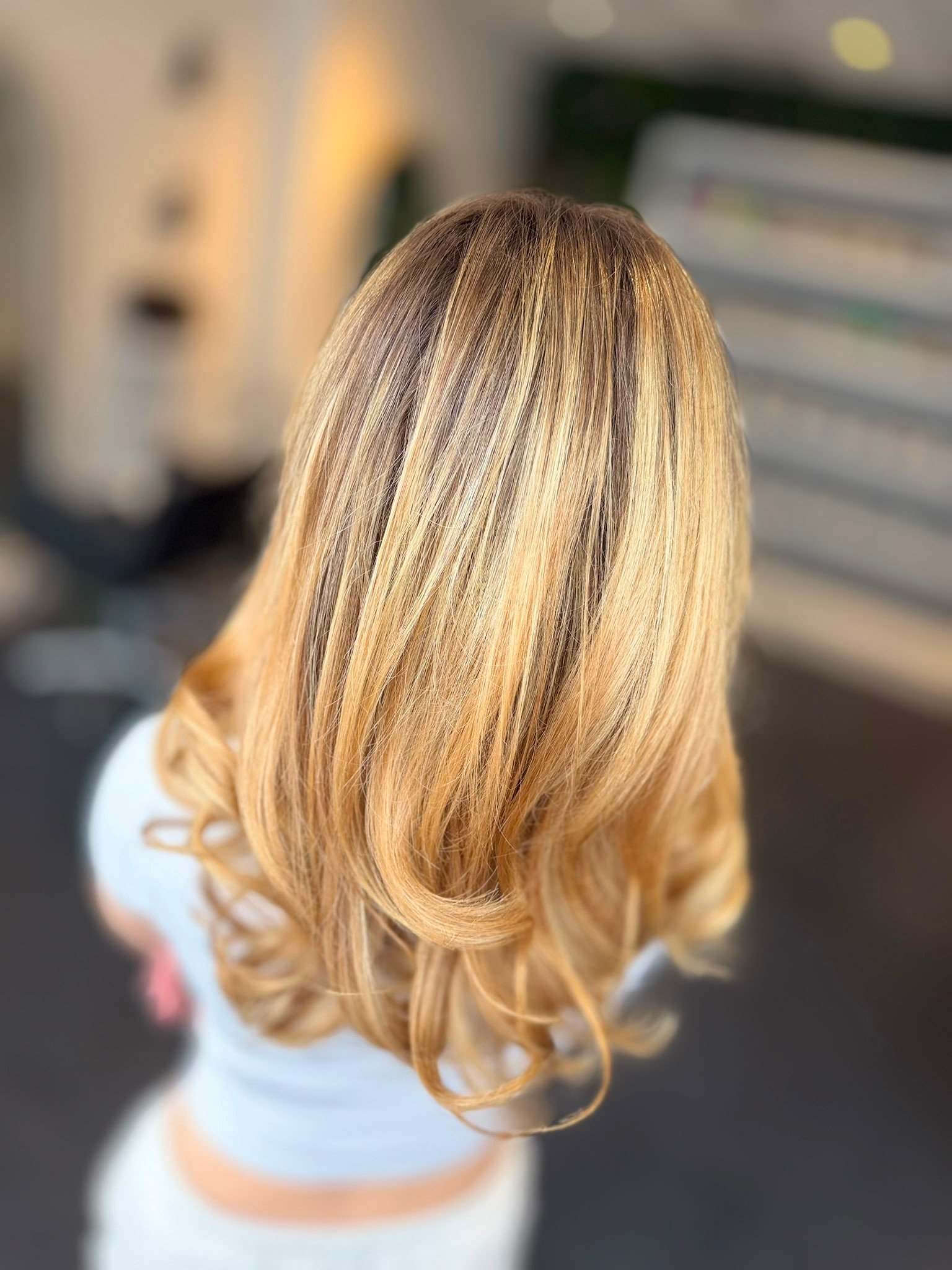 The kind of balayage where you can&rsquo;t see where it starts&hellip; or ends 🤍✨ Seamless blend, soft ribbons of lightness, and zero harsh lines&mdash;just that natural, sun-kissed finish.