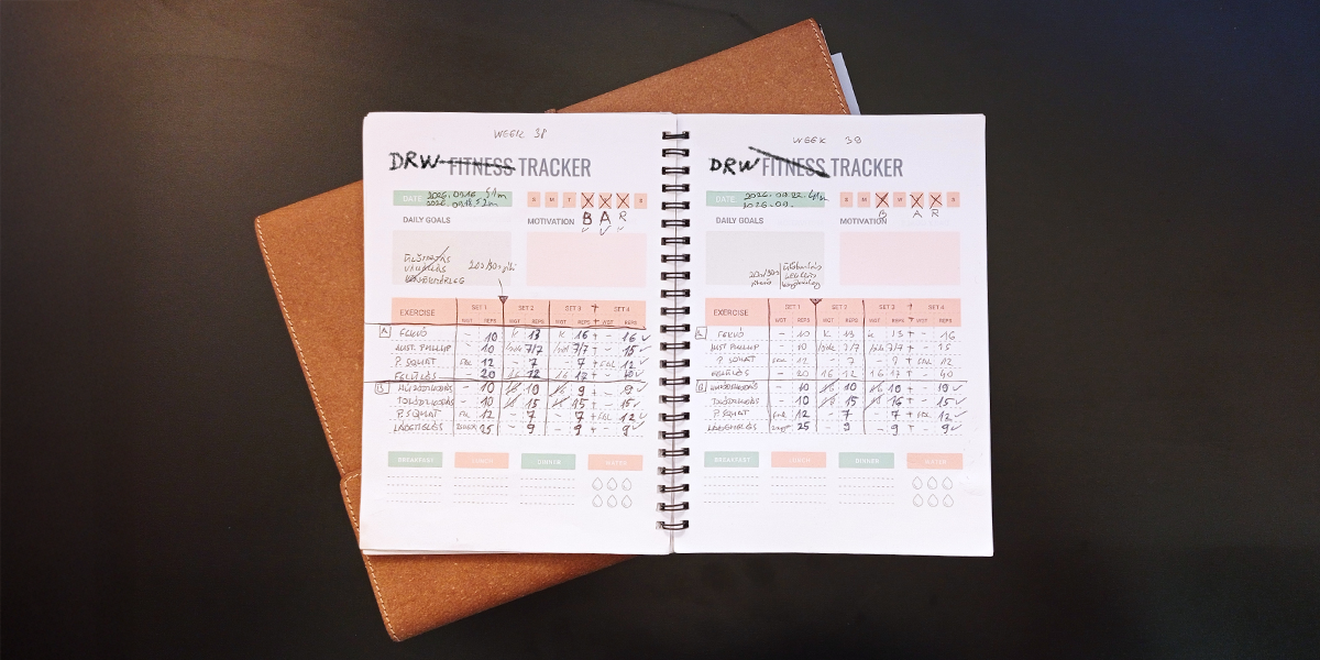 kép egy edzésterveket tartalmazó füzetről, a fitnessz szó helyett rajz szó szerepel a címeknél