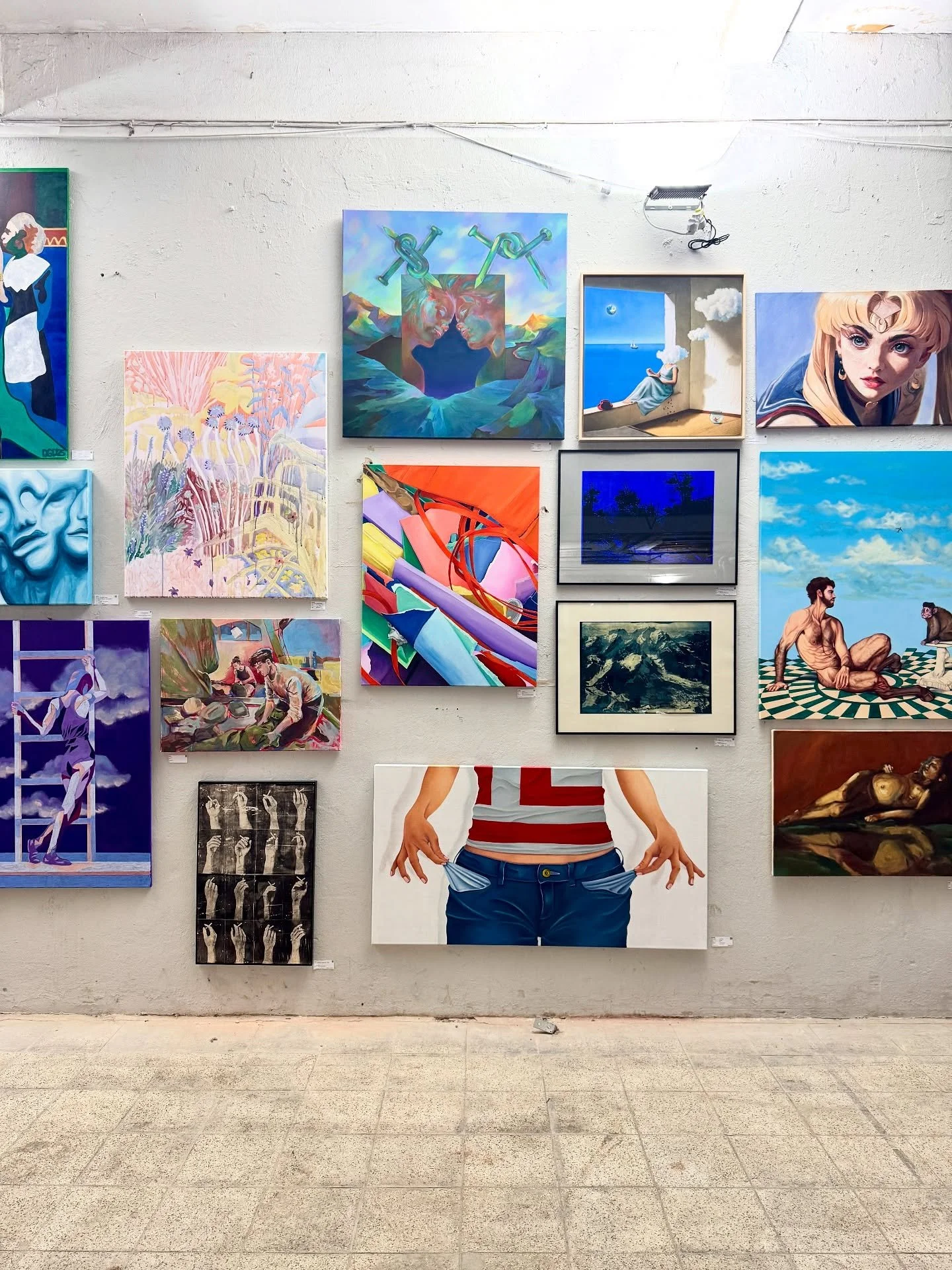 Lasst uns eine Runde &ldquo;Spot the IT&rsquo;SSTEFA&rdquo; spielen. Swipe bis zum Ende um zu sehen, wie umwerfend ich die Vernissage gestern wirklich fand. 
@haam.hamburg 
#kunstausstellung #femalepainter #hamburgevents #modernartwork