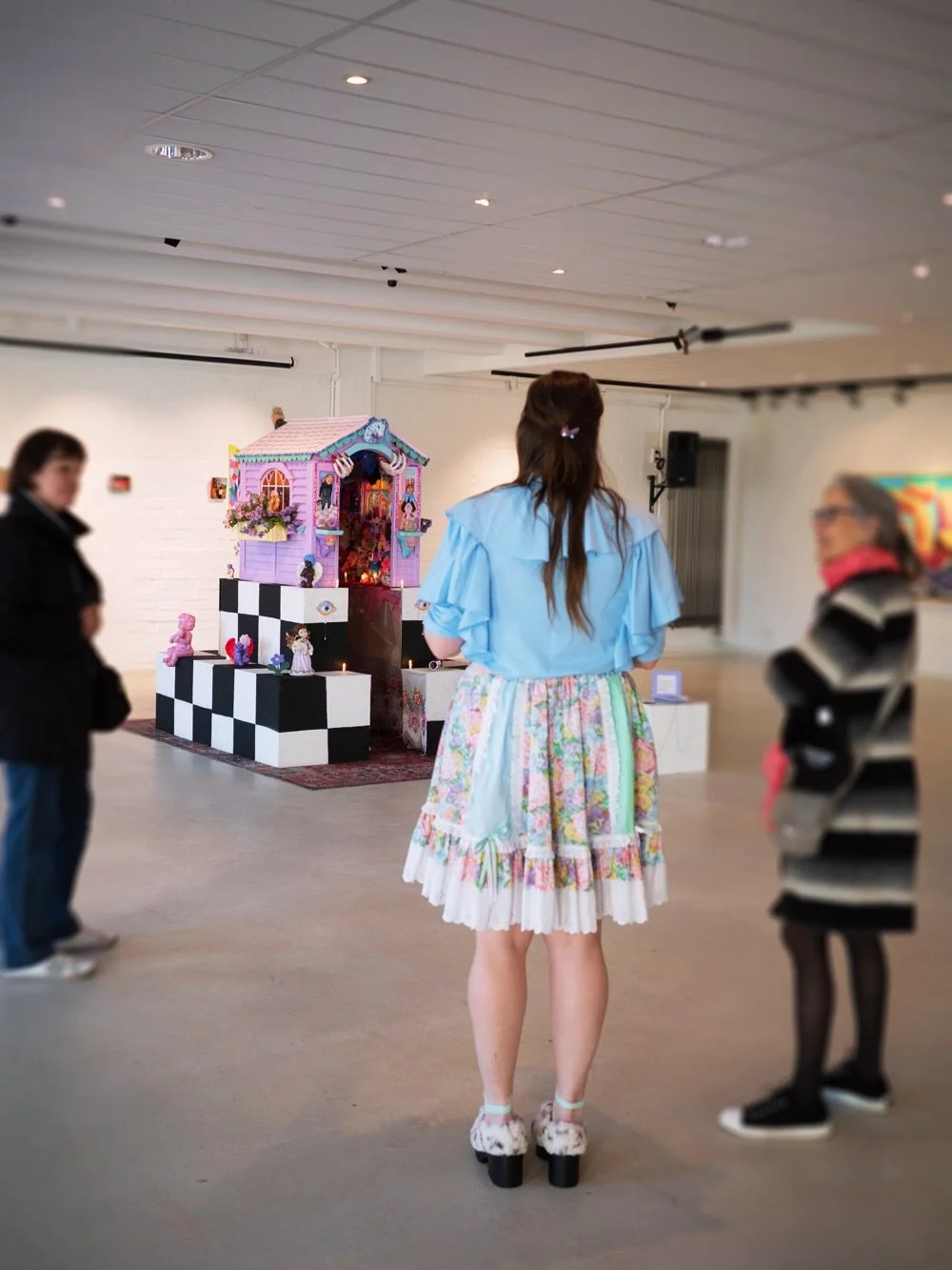 Nach 15 Monaten Planen, Malen und Bauen, gemeinsam in diesen R&auml;umen zu stehen, umringt von unserer Kunst und euch, war einfach magisch. Die Ausstellung ist f&uuml;r uns alle extrem pers&ouml;nlich geworden und ihr habt uns mit der gr&ouml;&szlig