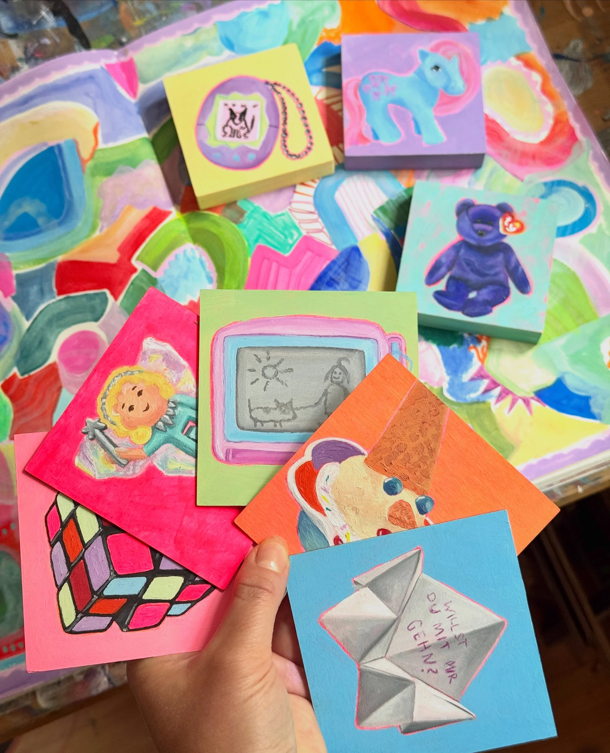 A handful of 90&lsquo;s nostalgia 🧸 willst du eins, kriegst du eins! Wenn du Interesse hast, schick mir einfach eine DM oder Email mit deinem Lieblingsteil. Fehlt dein 90&lsquo;s It-Piece? Ich male es dir auf Bestellung 🎣 

#pollypocket #90style #n