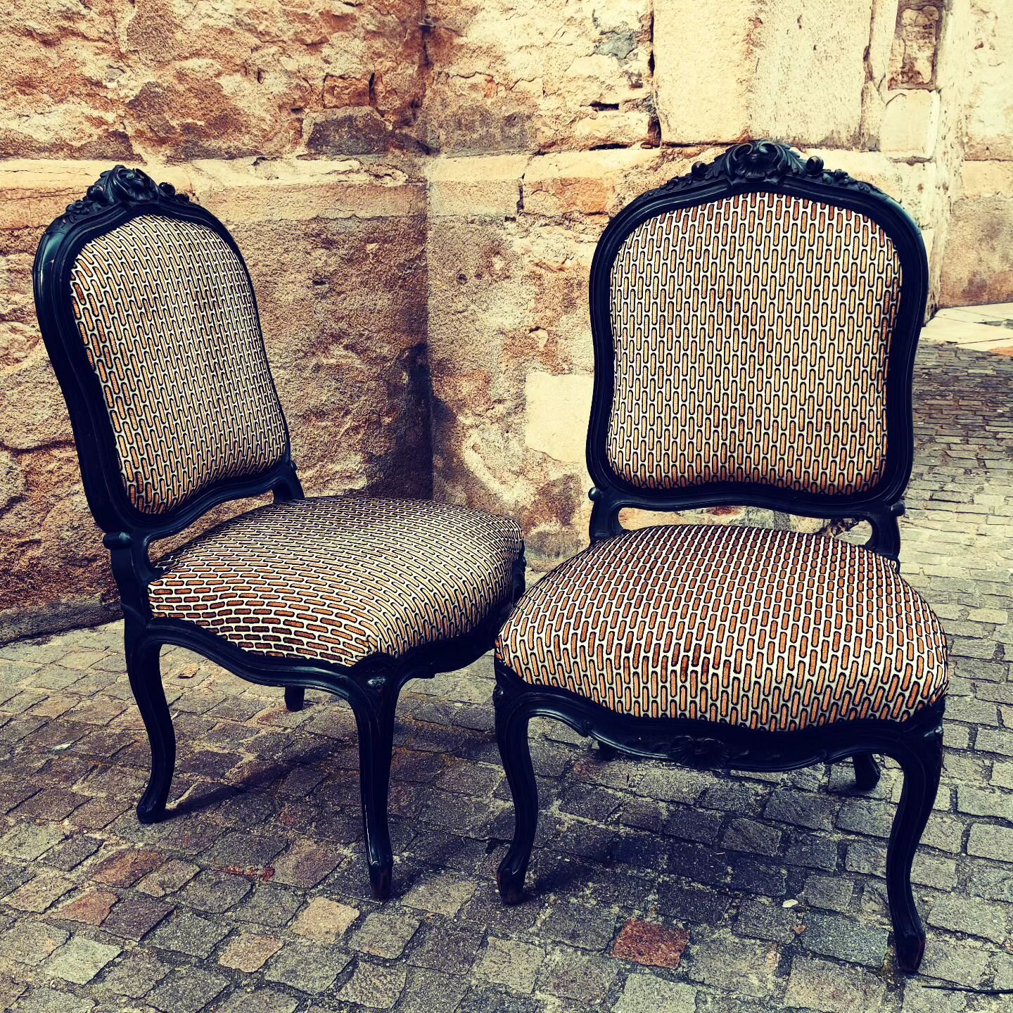 Petite paire de chaises de style Louis XV, 
So chic!
@camengo_official

#tapissierdecorateur #tapissierdameublement #artisan #beaujolais #artisanbeaujolais #villlefranchesursaone #lyon #rhone #calade #fauteuil #ancien #chinerie #chine #vintagedecor