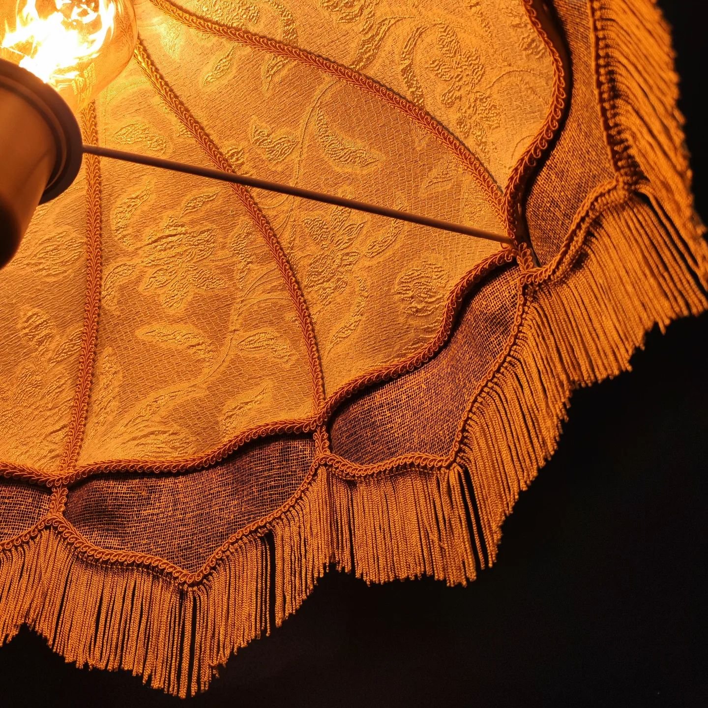 ***Abat-jour ***

&Eacute;l&eacute;gance de la passementerie,
Jeu de transparence et de lumi&egrave;re, 
Lumi&egrave;re tamis&eacute;e et chaleureuse,
Faites vibrer votre int&eacute;rieur avec une pi&egrave;ce unique.

#lampshade #abatjour #artisanat