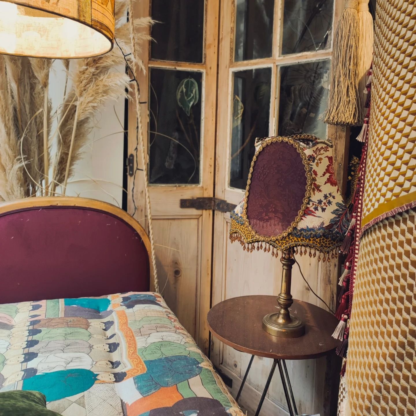 *** VITRINE ***

Le mois d'octobre se termine, le changement d'heure a eu lieu et c'est une toute autre atmosph&egrave;re qui se d&eacute;gage de ces fins de journ&eacute;es d'automne lorsque l'on ferme la boutique...

J'en profite donc pour vous pr&