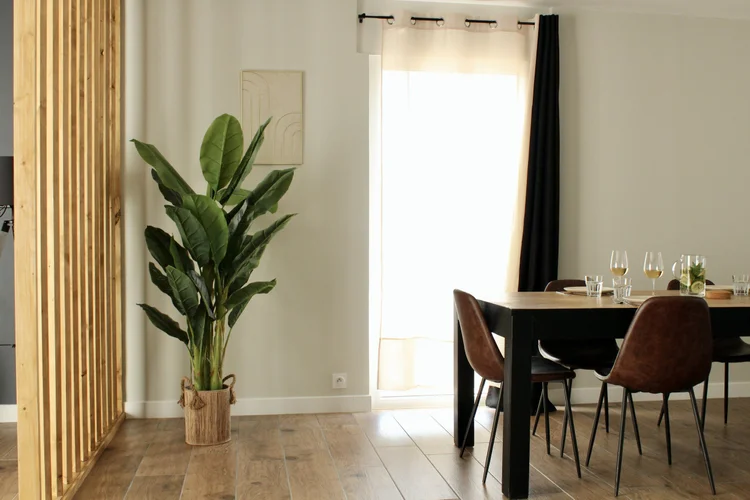 Salle à manger de l'appartement Minimalist à Trégastel