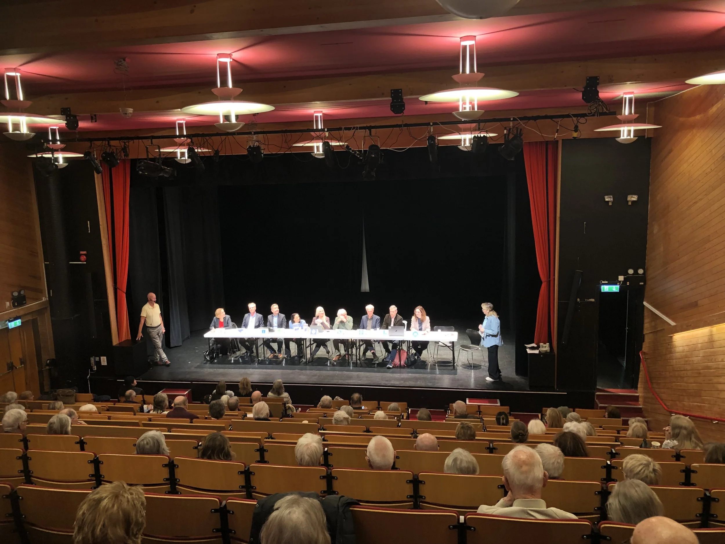 Fullsatt när pensionärerna pressade politikerna i Erskinesalen