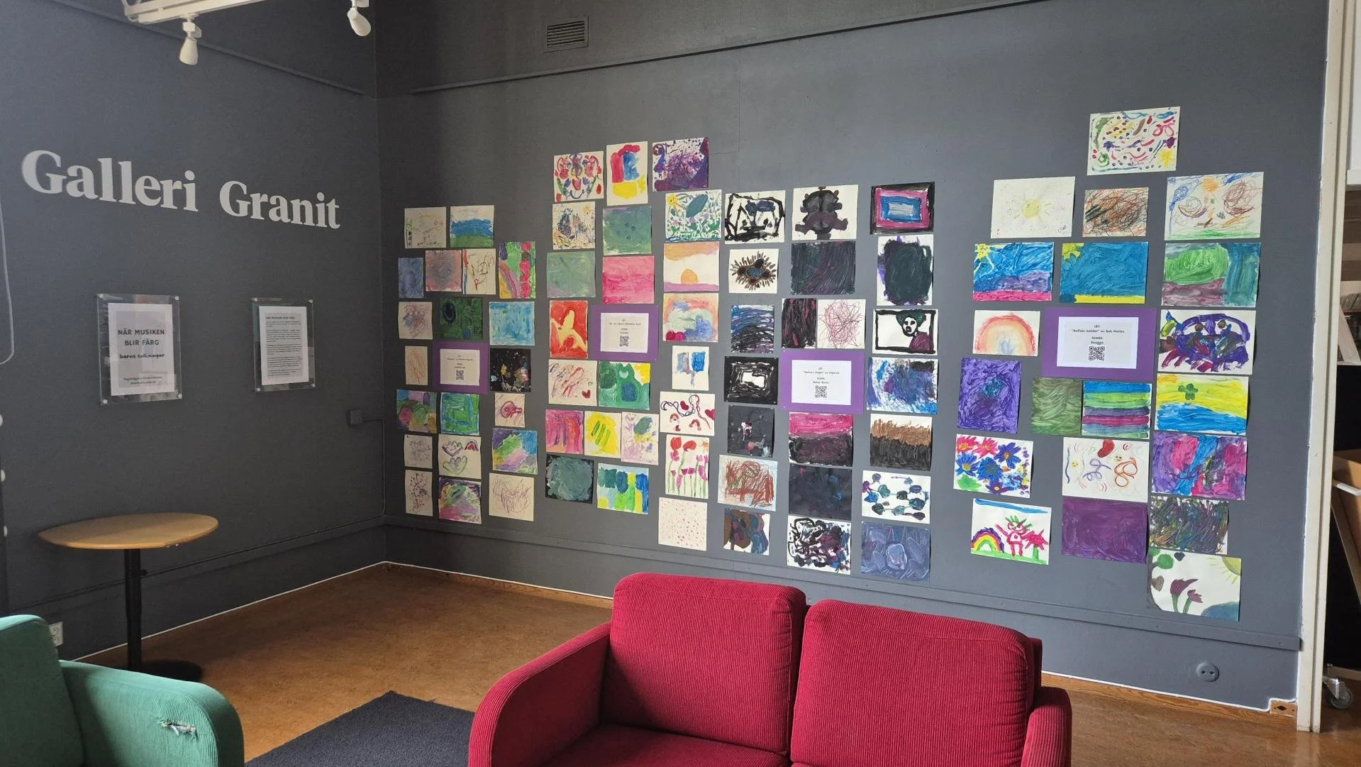 Barnens konst möter ljud i ny utställning på Stenhamra bibliotek