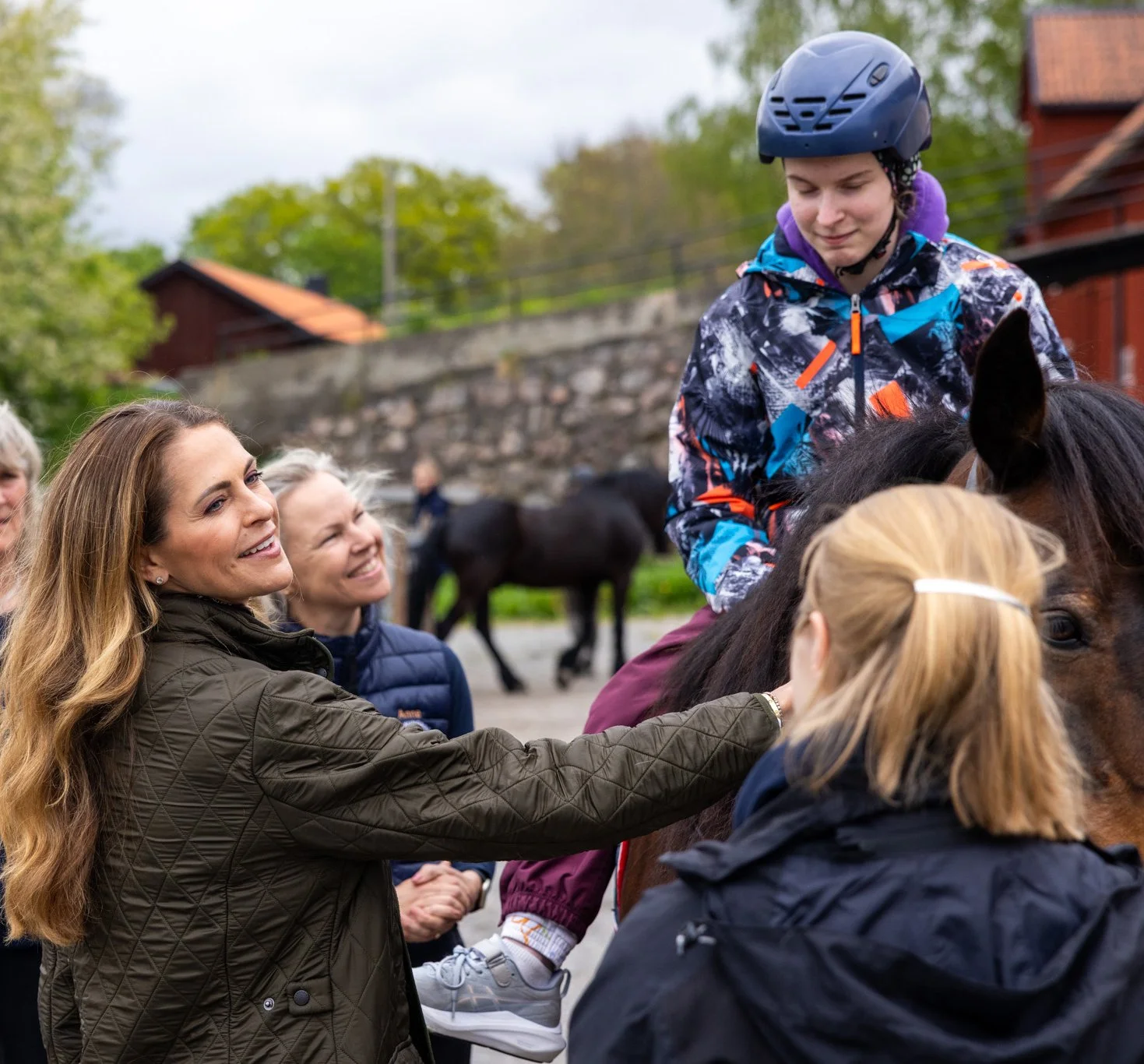 Prinsessan Madeleine  möter barn och hästar på Lovö