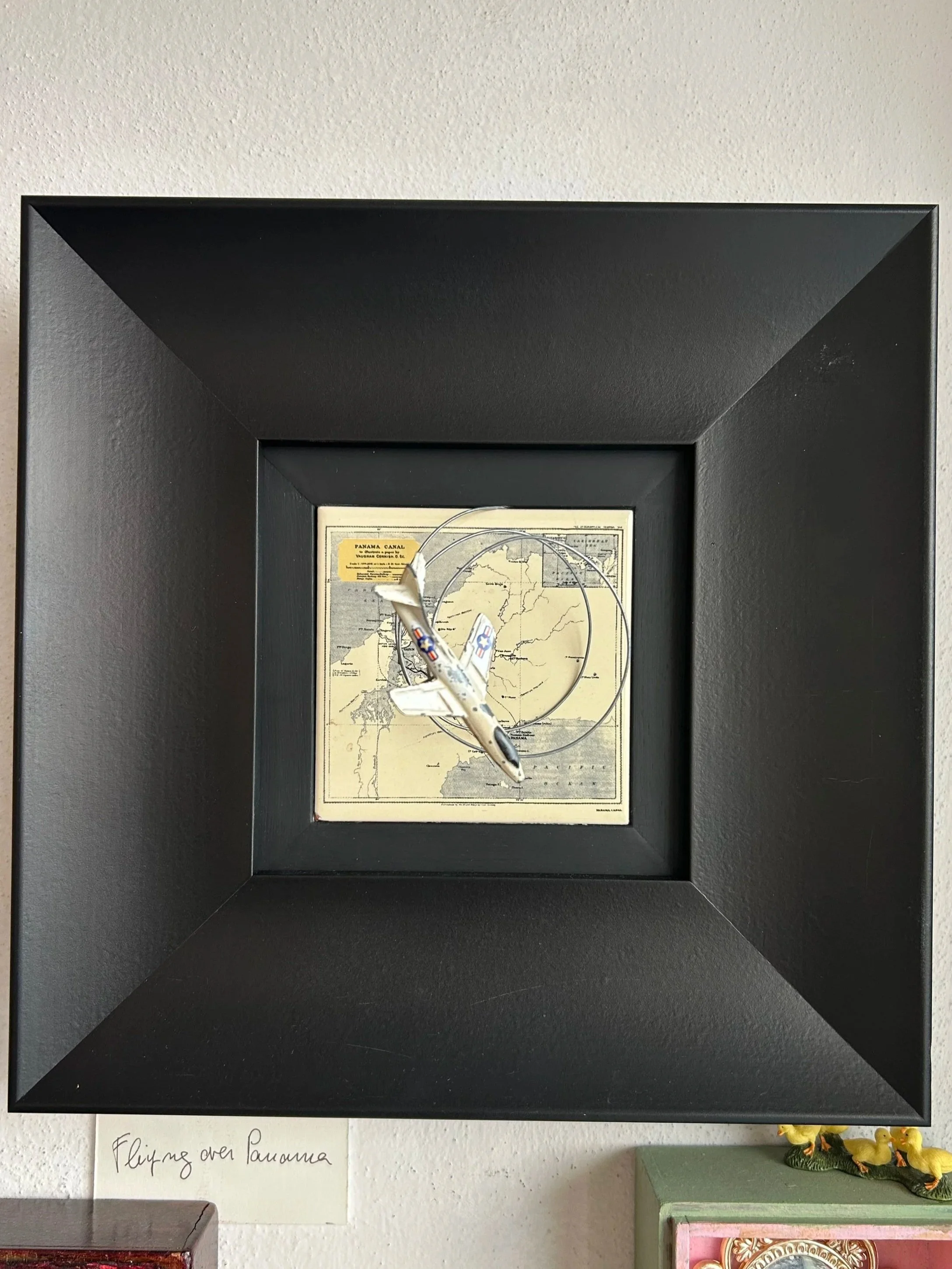 sorvolando Panama | vecchia pastrella, filo di ferro, modellino in alluminio | 40 x 40 cm | 2025