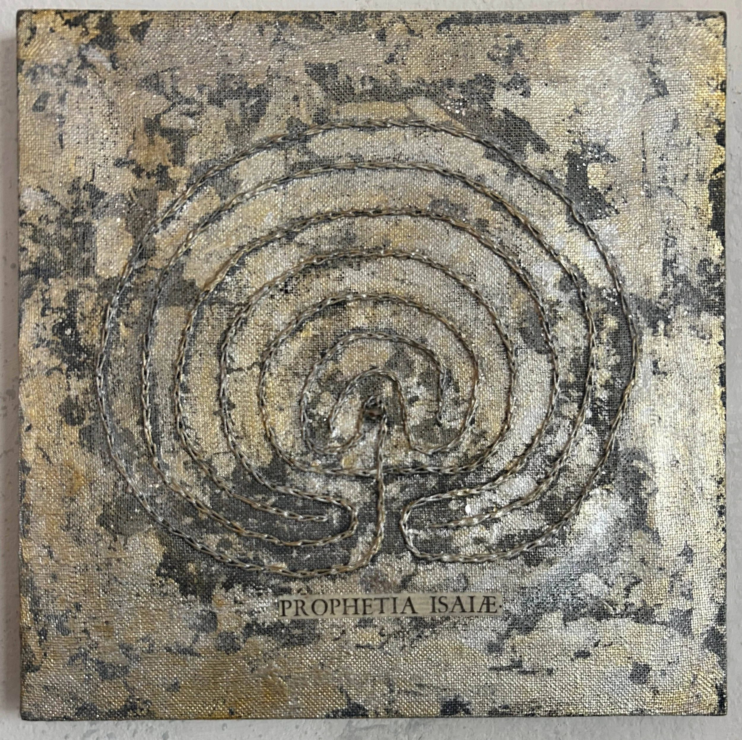 labyrinthus 3 | ricamo con corda su lino, foglia d'argento, cristallo centrale, frammento di Bibbia del '700 | 40x40cm | 2026