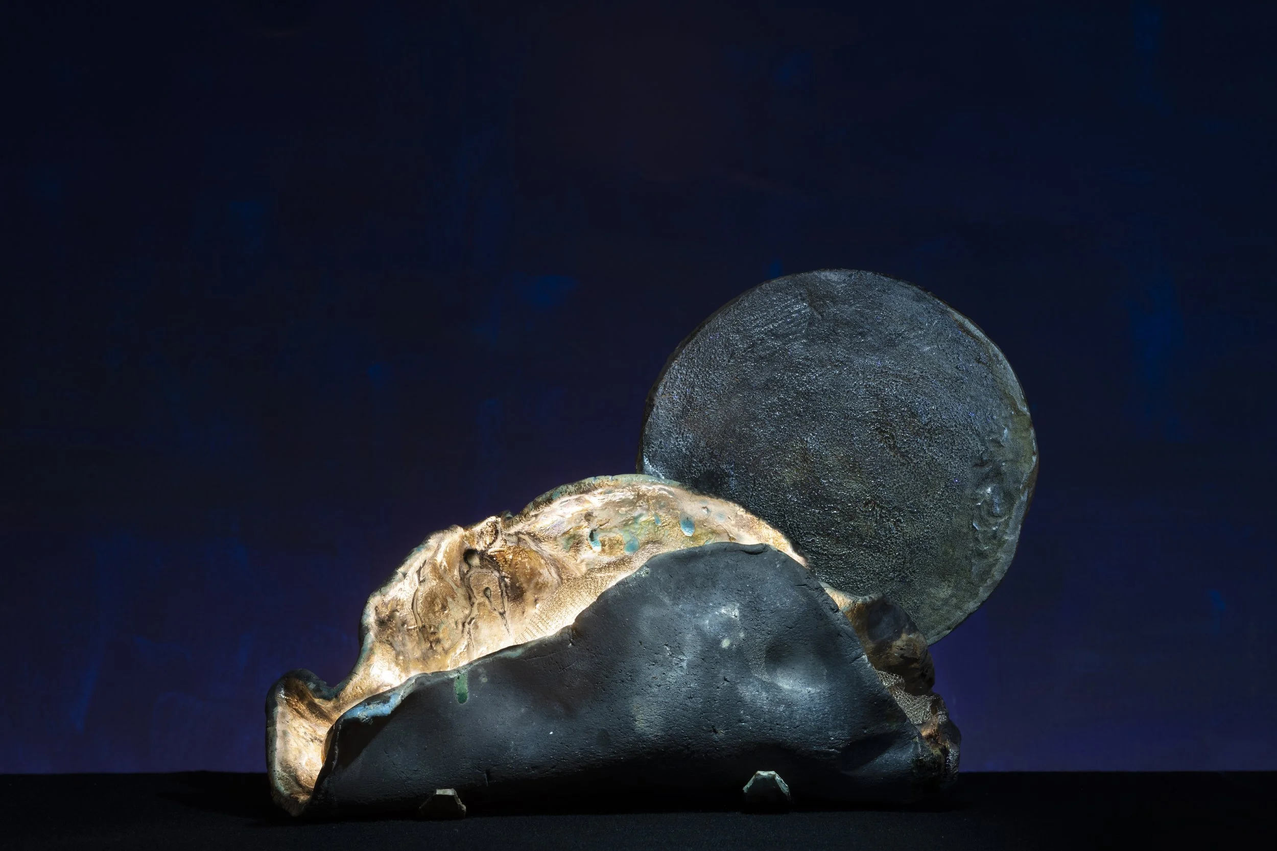 il nascondiglio | ceramica raku su base in terra nera etrusca, rame, biglione di ferro | anno 2017