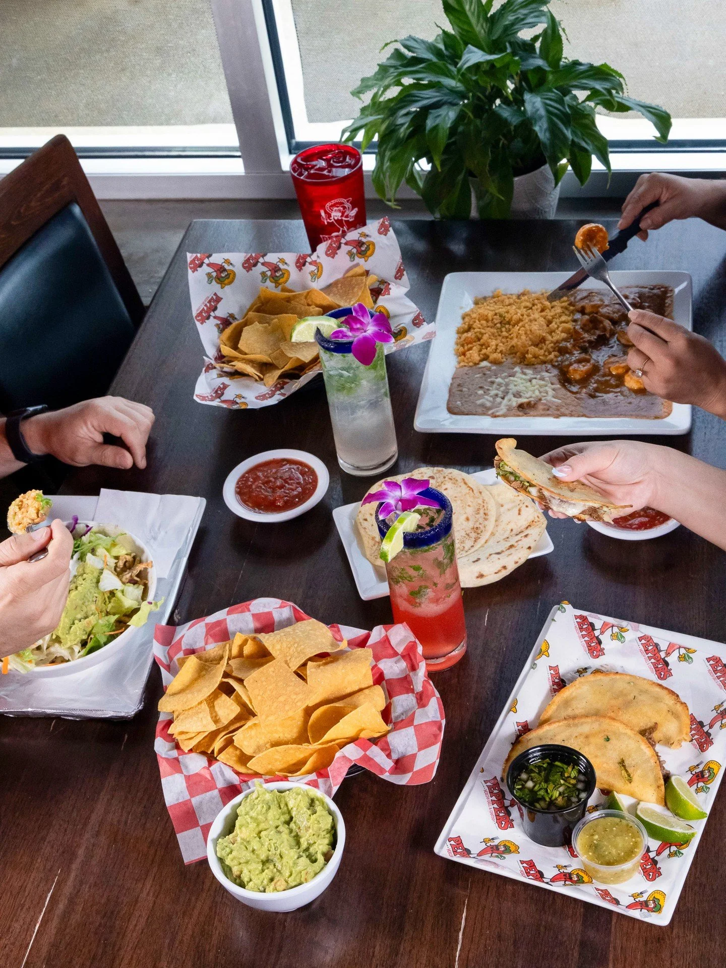 Send this to the group chat. 👀📲
🇺🇸 Labor Day plans? We're open this Monday! Come over and raise a glass with us! 🌶️