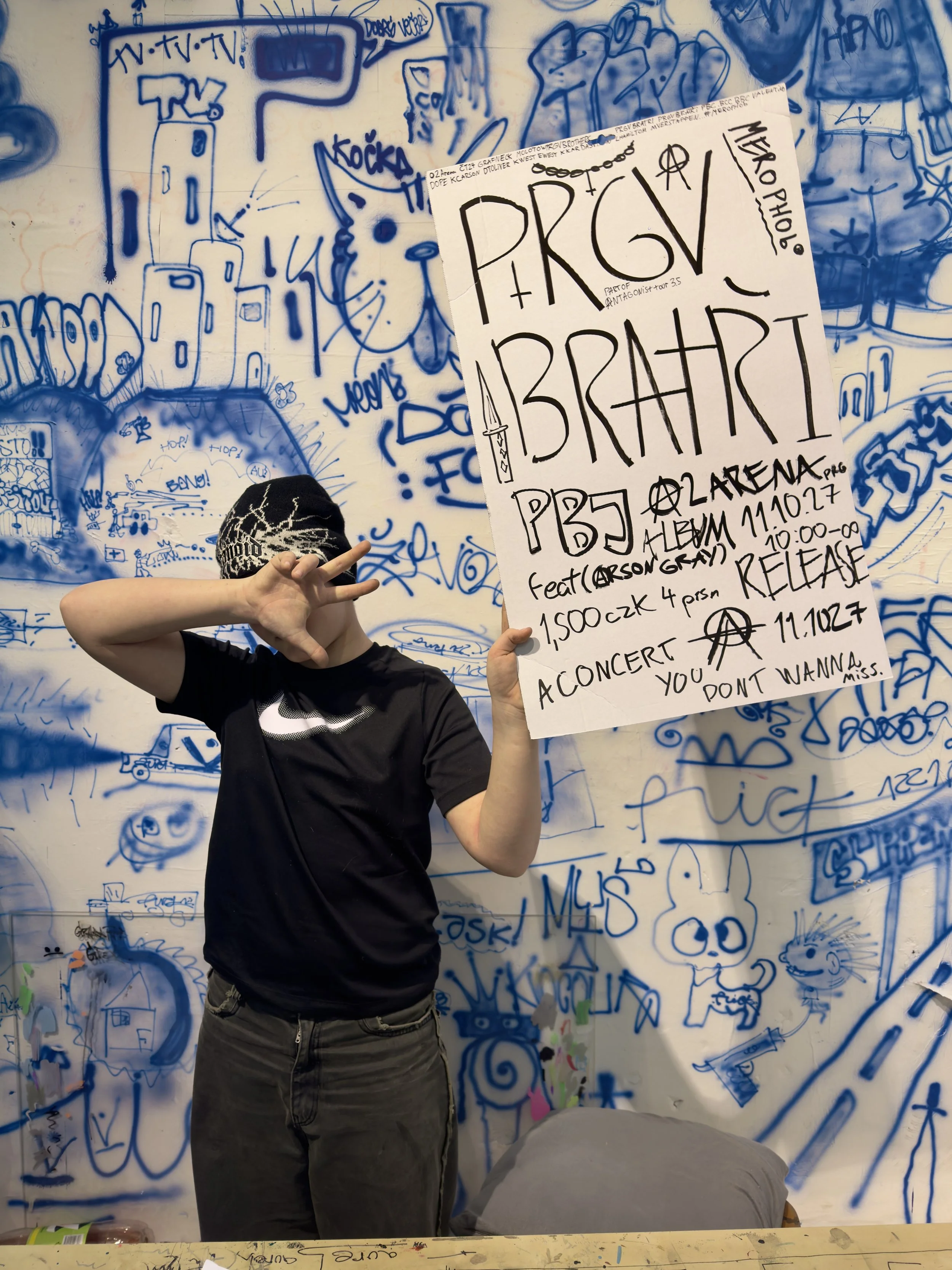 Děti v Atelieru pracoviště soustředěně tvoří neortodoxní výtvarná díla pro výstavu Glitch v Galerii; detaily barev, papírů a experimentálních technik