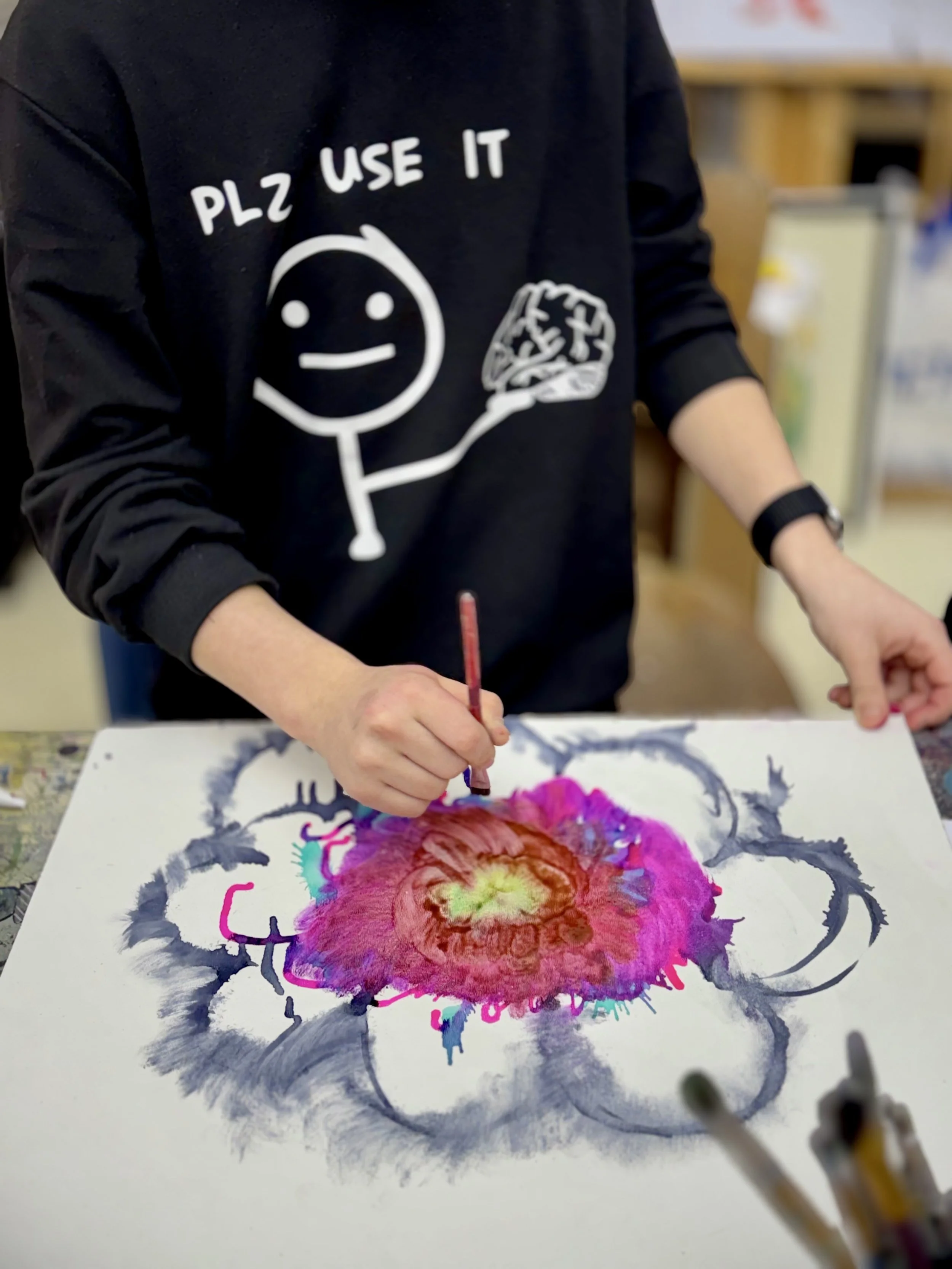 Děti v Atelieru pracoviště soustředěně tvoří neortodoxní výtvarná díla pro výstavu Glitch v Galerii; detaily barev, papírů a experimentálních technik