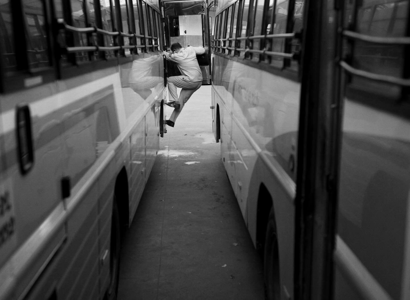 At a bus station in Bangalore
.
.
.
.
.
#streetphotographyindia #streetphotographybw #bwstreet #eyeshotmag #thestreetphotographyhub #mystreet #streetmoment #leicam10 #streetphotographersfdn #candidstreet