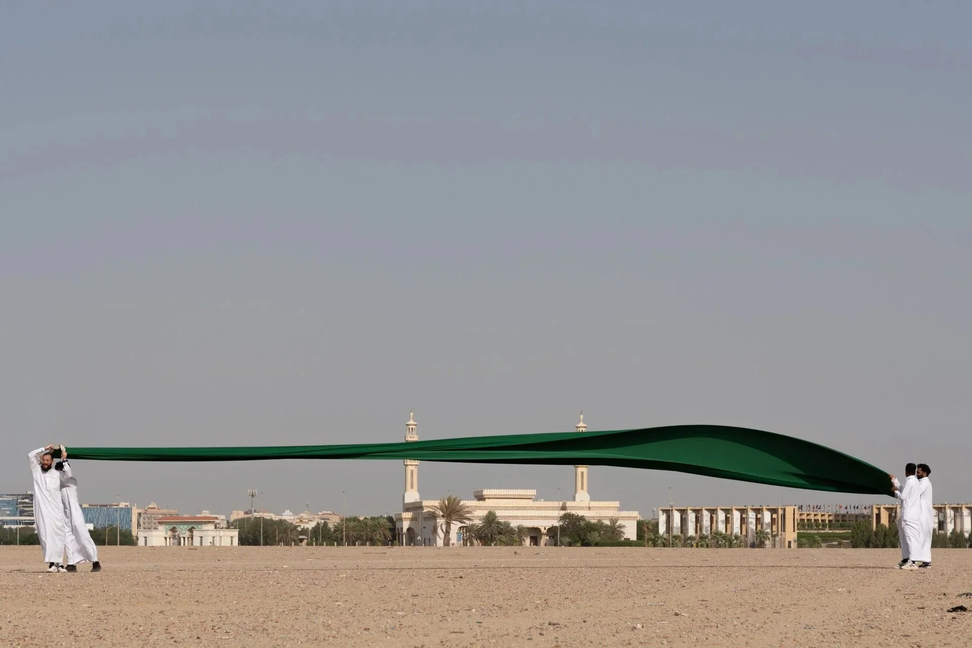 Two Pole Flag, Performance, Jeddah, Saudi Arabia, 2014 // Fotografía, impresión digital // 90 x 60 cm