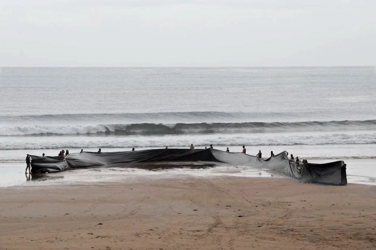 Sacar el mar, Performance, Asturias, España, 2024 // Fotografía, impresión digital // 30 x 40 cm