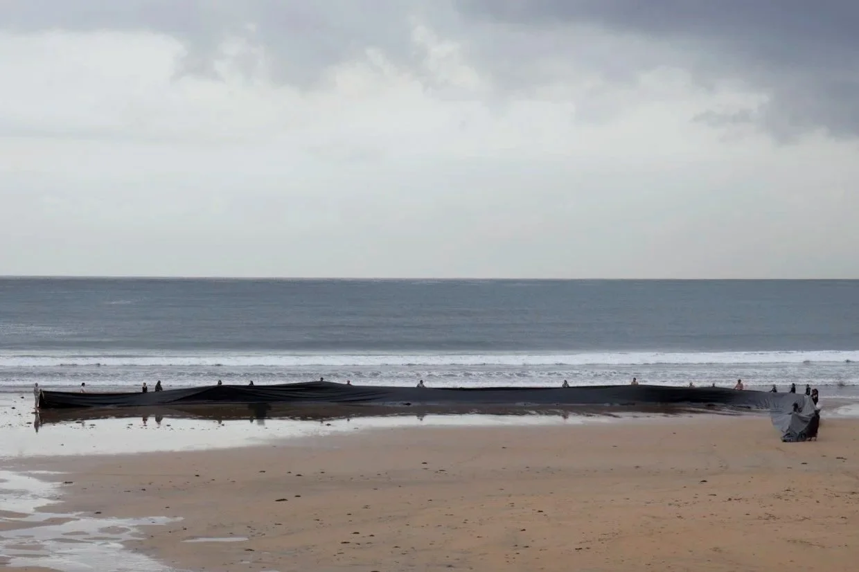 Sacar el mar, Performance, Asturias, España, 2024 // Fotografía, impresión digital // 30 x 40 cm
