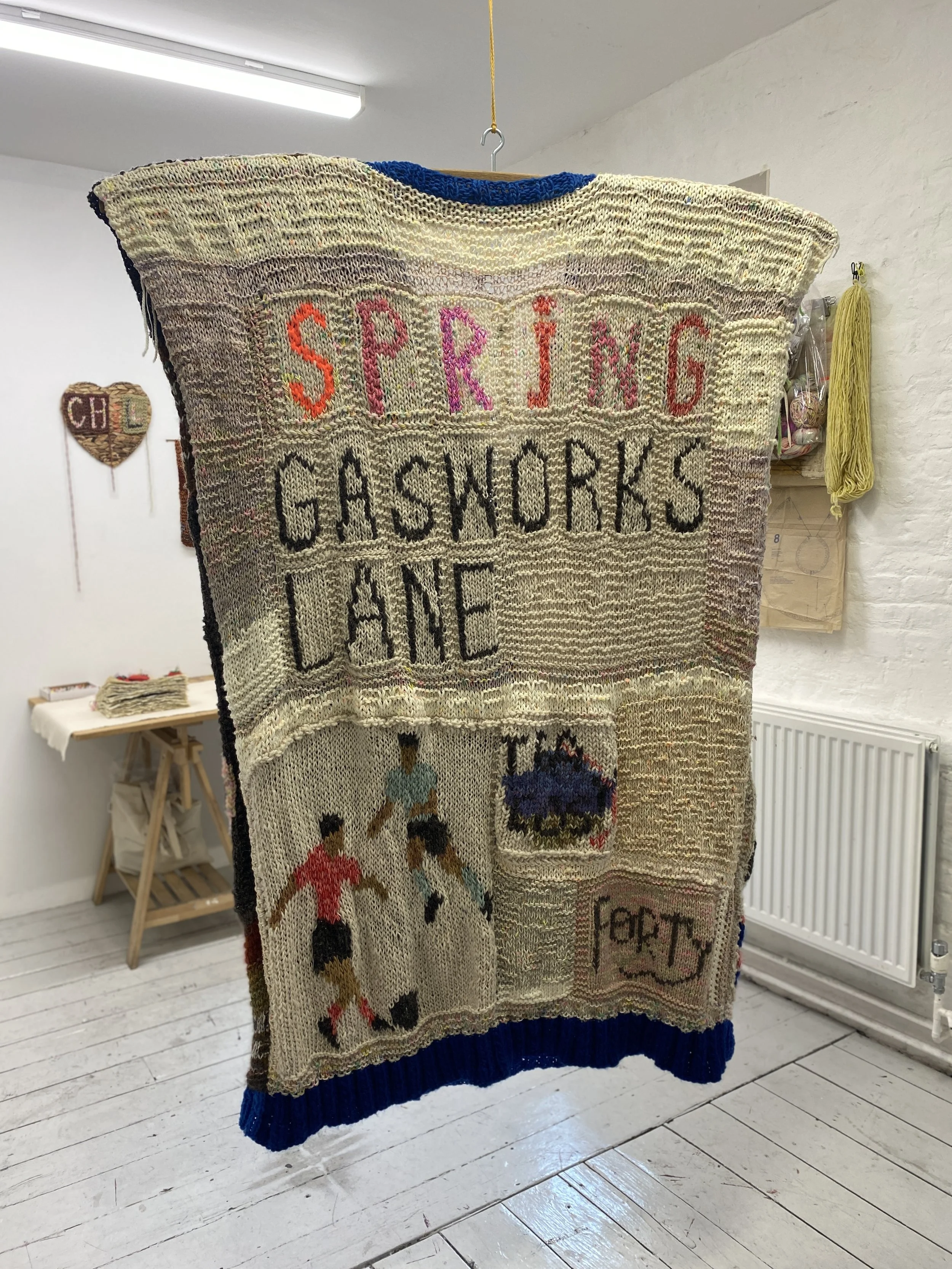 04. A coat for the winter. Lana y madera. 2025.JPG