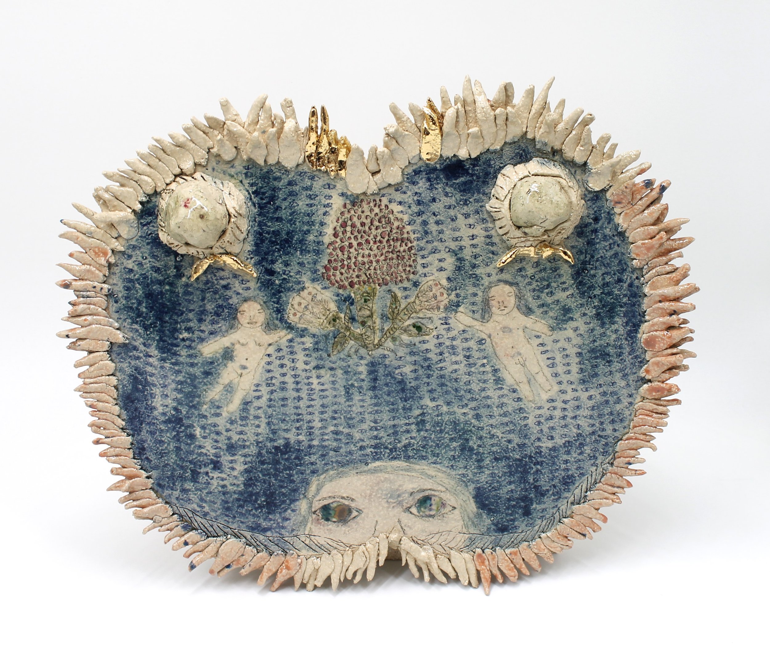 Samuel Sarmiento // El origen del mundo (Mito caribeño), 2024 //Pigment, glaze, and gold lustre on stoneware// 41 x 35 x 3 cm 