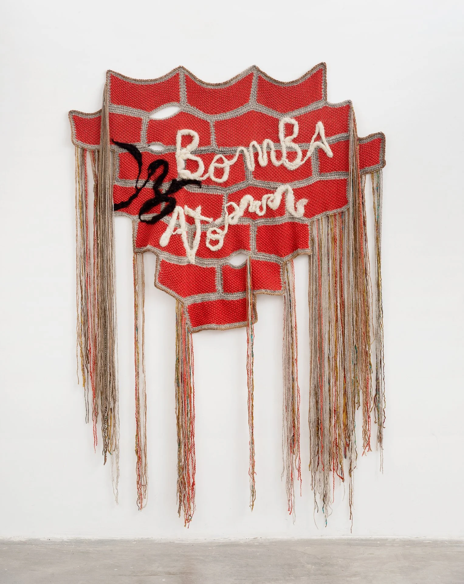 Bomba atómica, 2023 // Cotton thread and sheep’s wool // 105 x 175 cm. 
