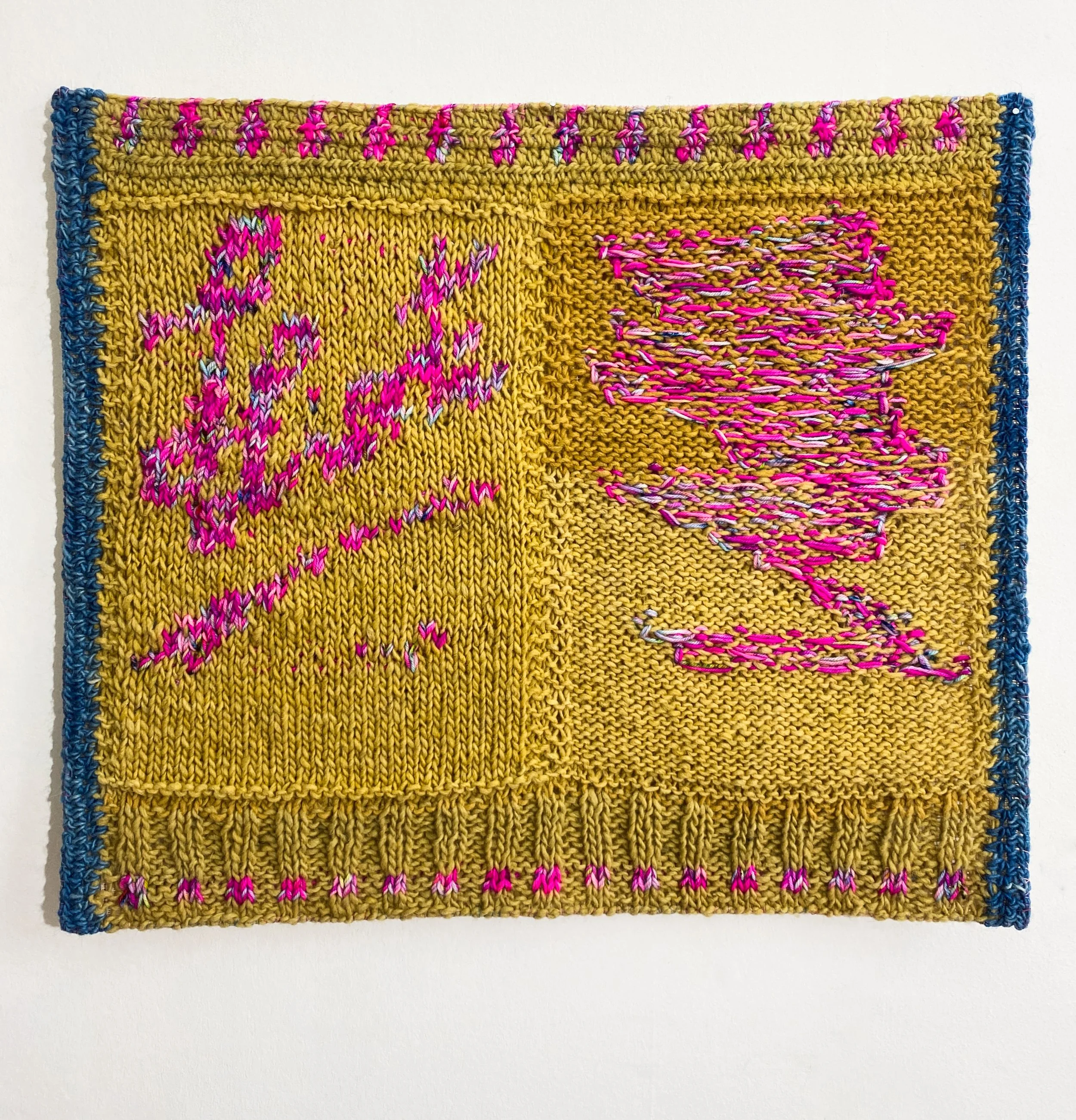 Firma en espejo, 2026 // Wool, canvas and steel eyelets (Knitting and crochet. Hand-sewn) // 54 x 64 x 3 cm