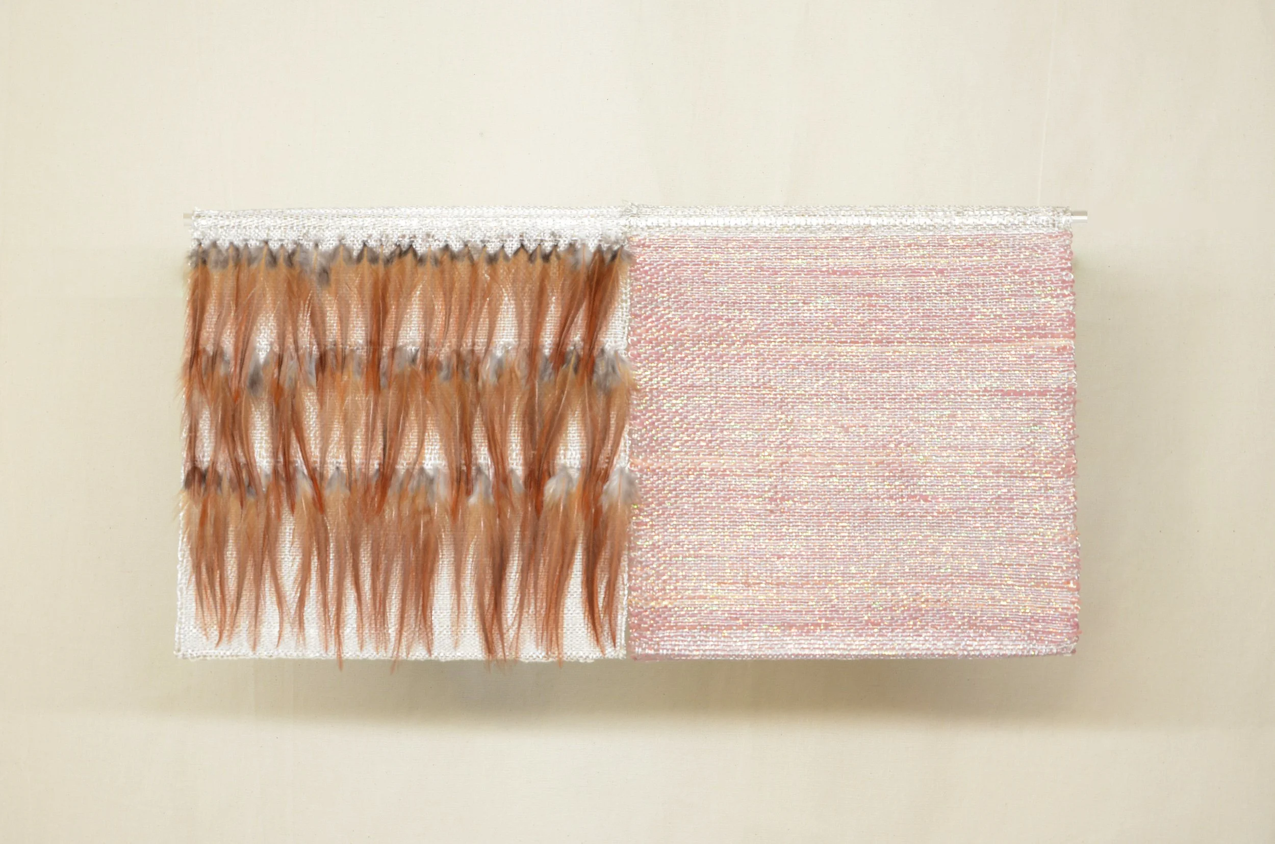 Luis Renteria // Mosaico I, 2026 // 
Feathers, rayon, polyester, copper thread, and raffia dyed with cochineal. Woven by hand on a pedal loom //  22 x 43 cm 
