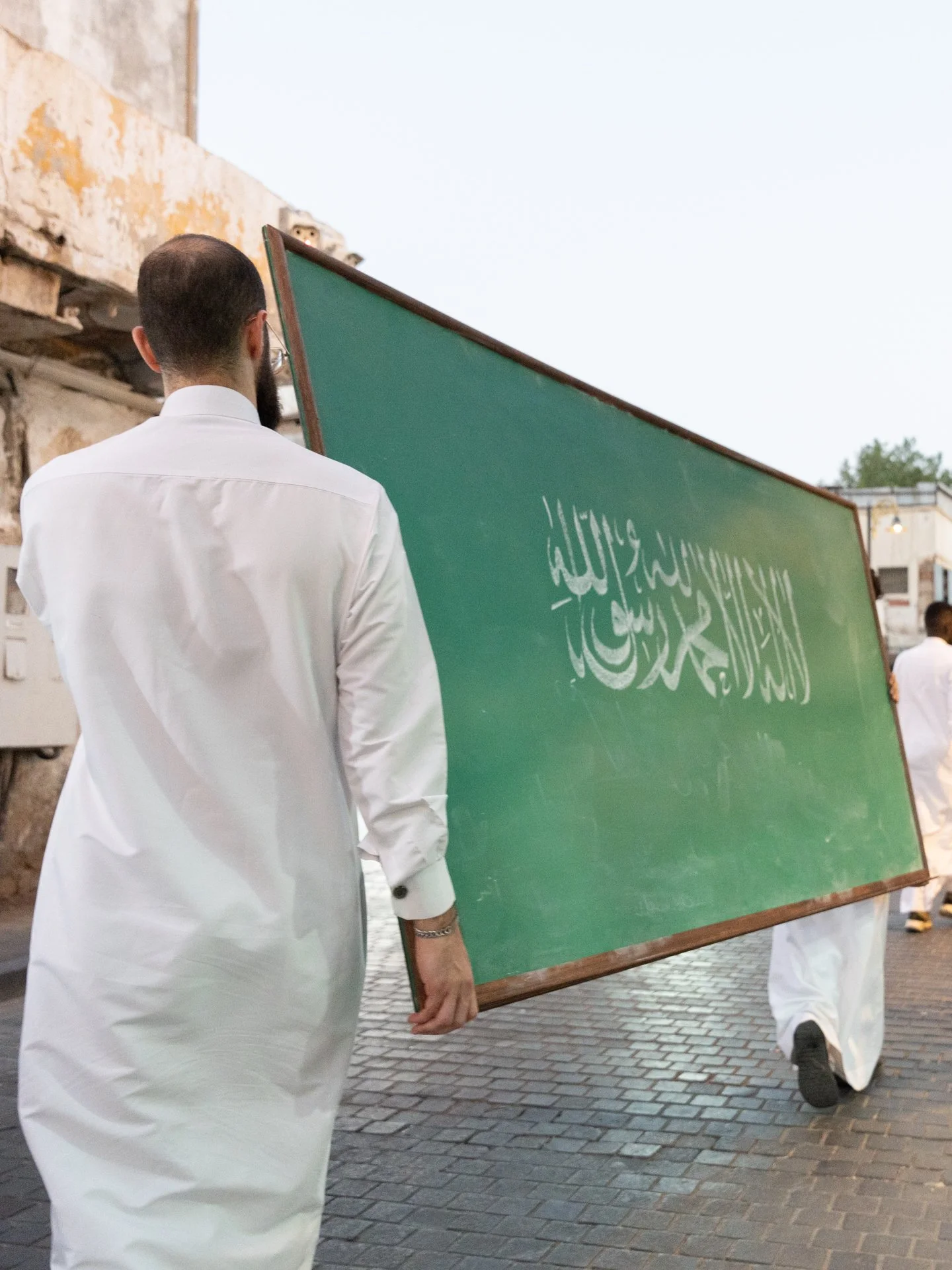 Green Chalkboard, Performance, Jeddah, Saudi Arabia, 2024 // Fotografía, impresión digital // 60 x 90 cm